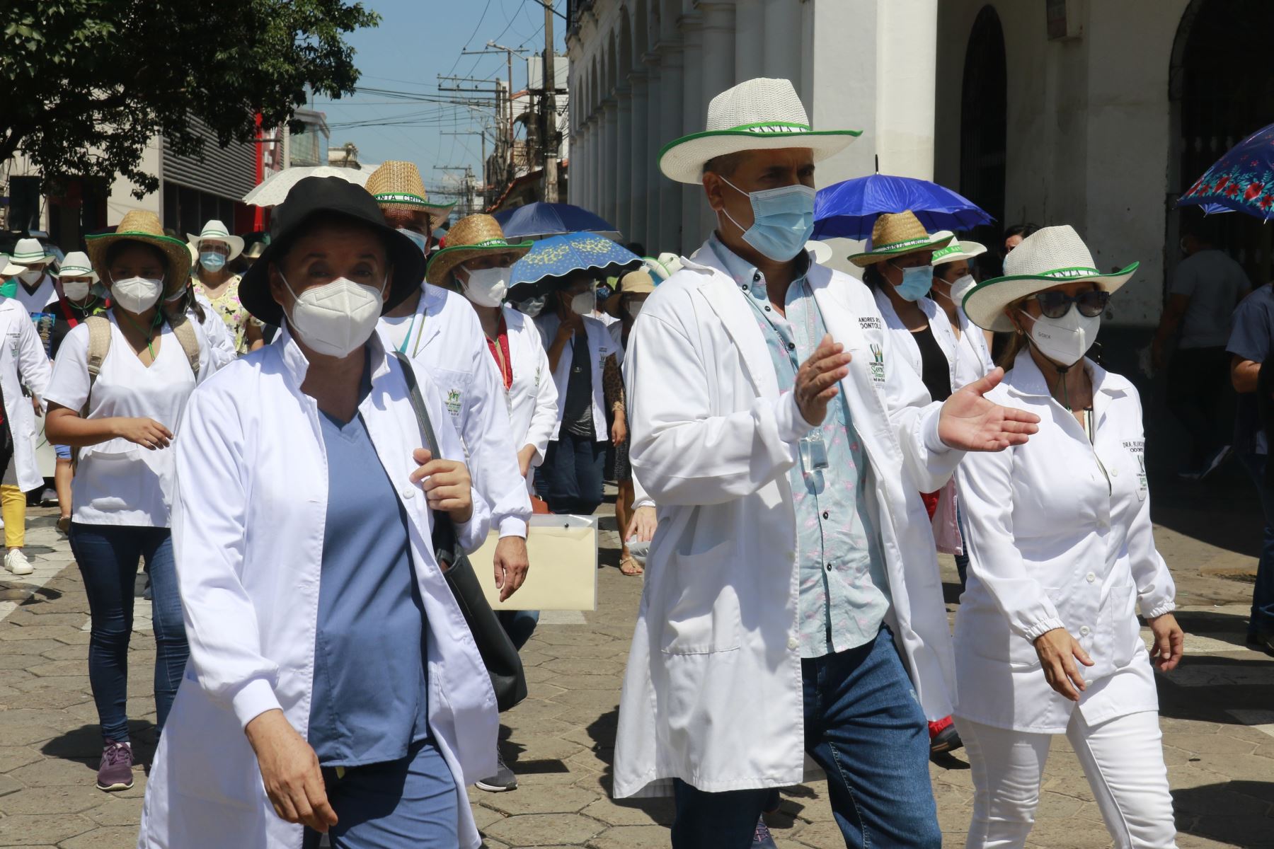 Médicos en paro marchan por las calles de Santa Cruz, la ciudad más golpeada por la covid-19 en Bolivia. Foto: EFE
