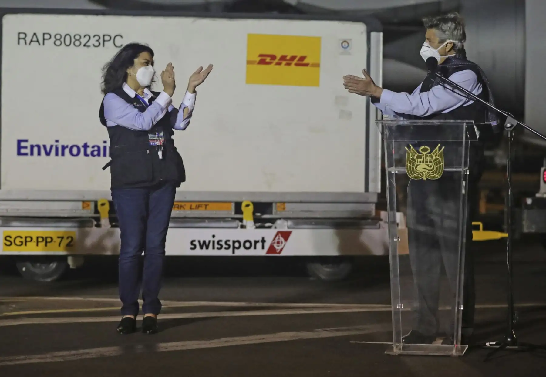 Presidente Francisco Sagasti y premier Violeta Bermúdez reciben el primer lote de vacunas Sinopharm en el Grupo Aéreo 8, el 7 de febrero. Los primeros 100 días del presidente Francisco Sagasti. Foto: ANDINA