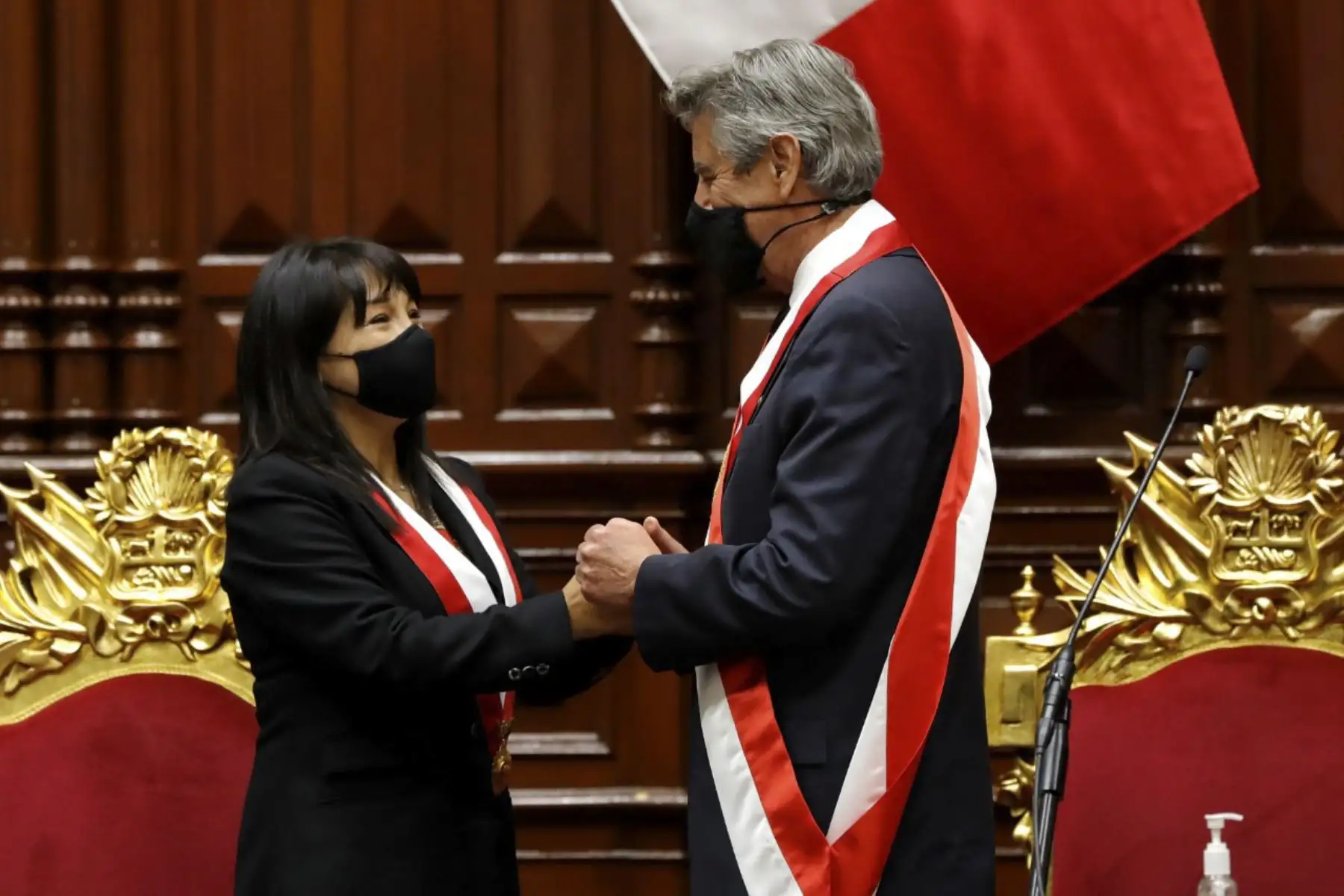 Toma de mando del presidente Francisco Sagasti, es felicitado por la presidenta del congreso, Mirtha Vásquez. Los primeros 100 días de gobierno. Foto: ANDINA