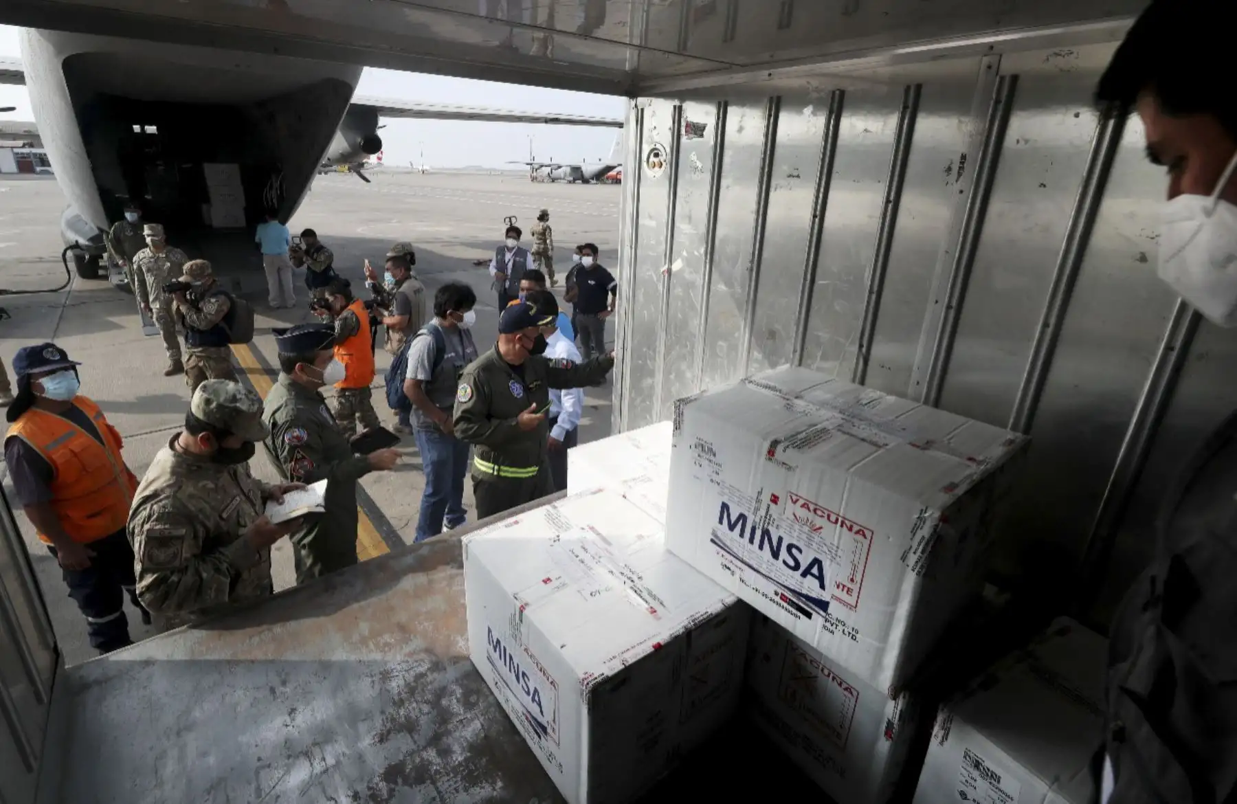 Distribución de las vacunas de Sinopharm hacia las regiones del país. Los primeros 100 días del presidente Francisco Sagasti. Foto: ANDINA
