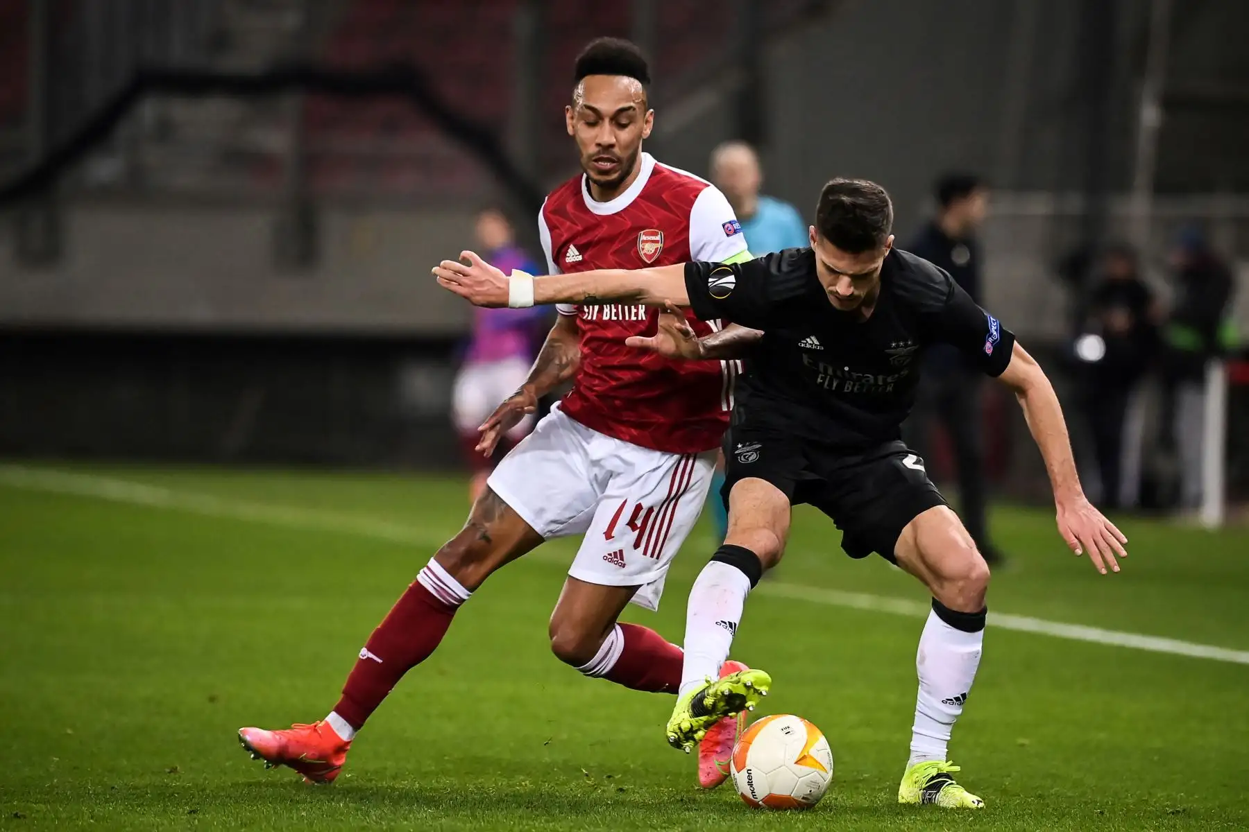 El delantero gabonés del Arsenal, Pierre-Emerick Aubameyang, lucha por el balón con el delantero portugués del Benfica, Diogo Goncalves, durante el 32 segundo partido de la UEFA Europa League. Foto: AFP