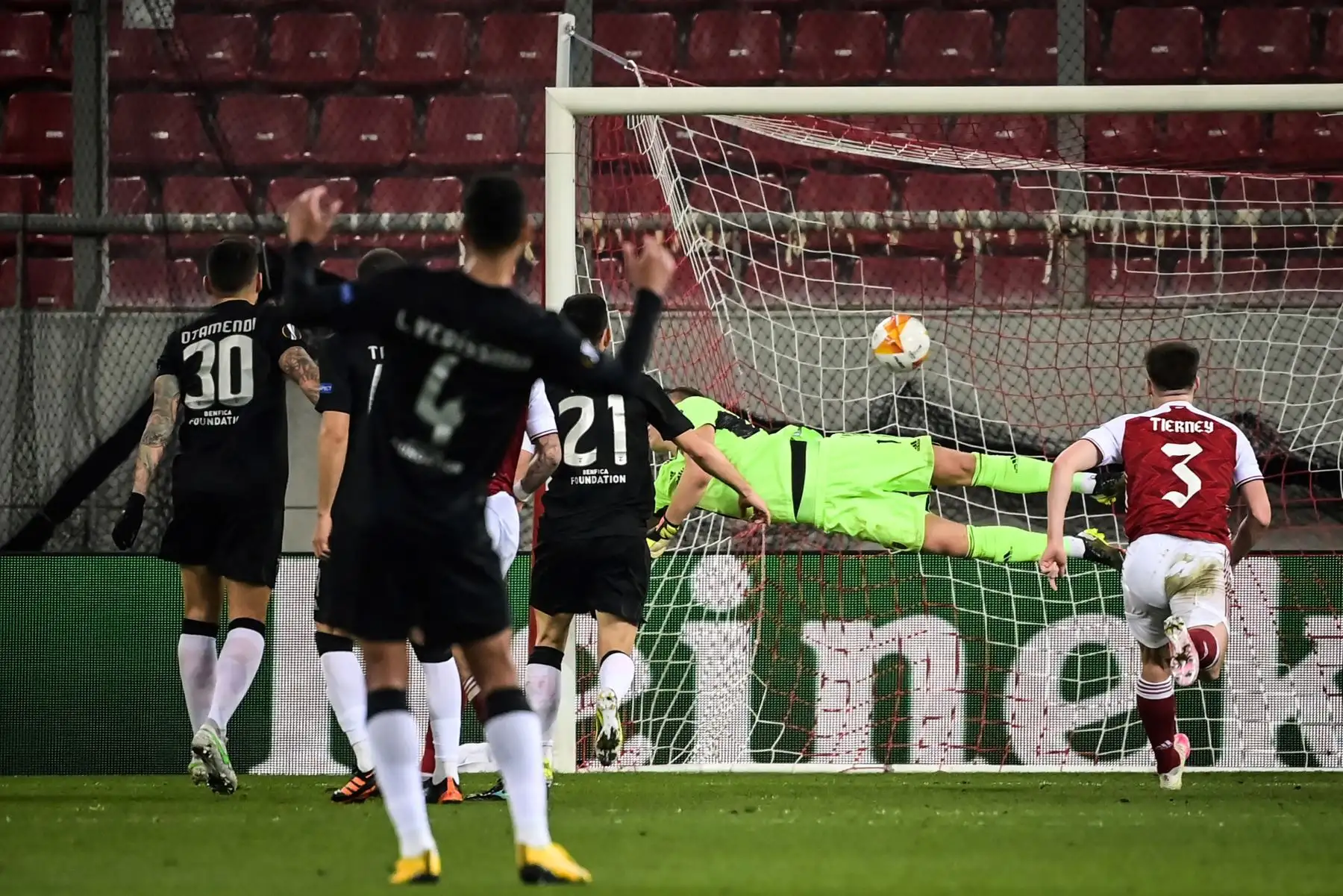 El delantero portugués del Benfica Diogo Goncalves dispara y anota un penalti durante el partido de fútbol de la segunda etapa de la UEFA Europa League. Foto: AFP