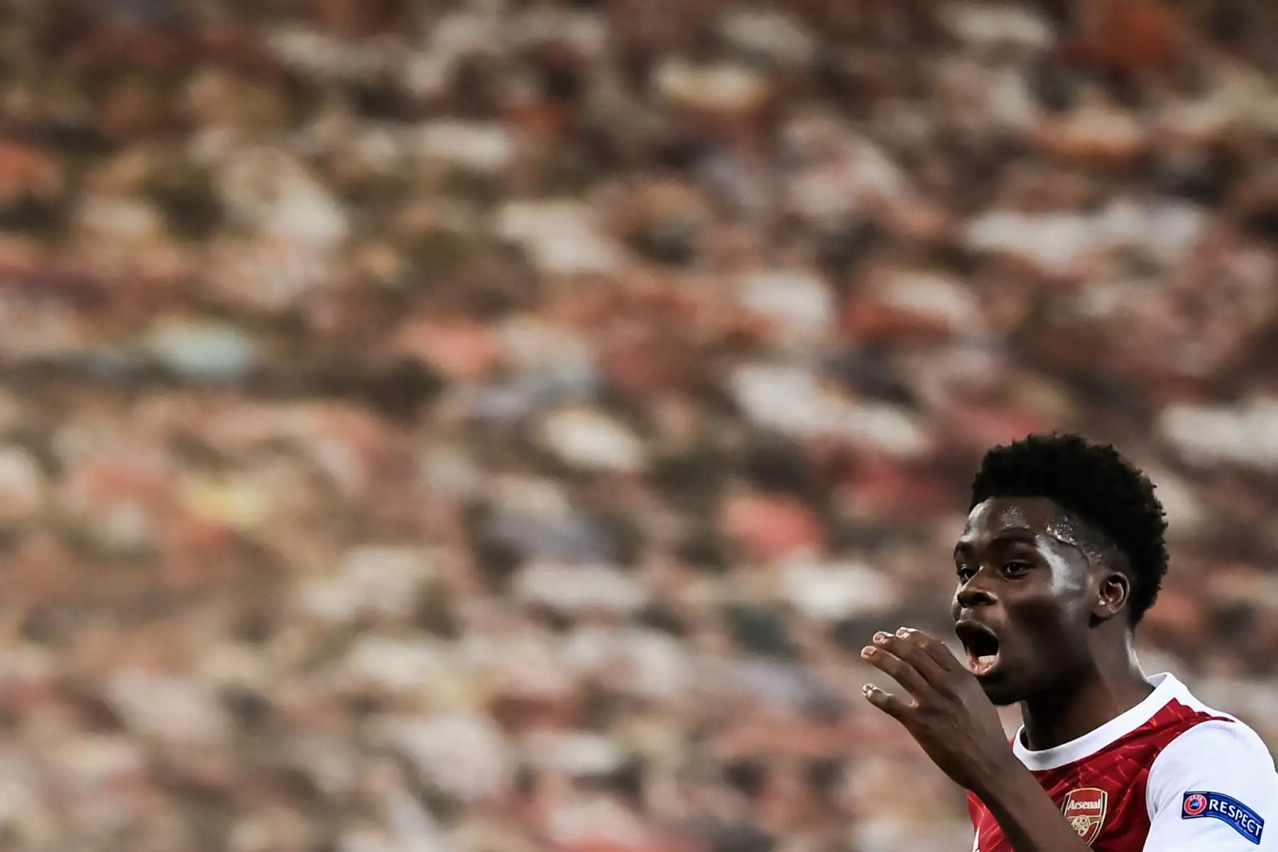 El delantero inglés del Arsenal, Bukayo Saka, reacciona durante el partido de fútbol de la segunda etapa de la UEFA Europa League. Foto: AFP