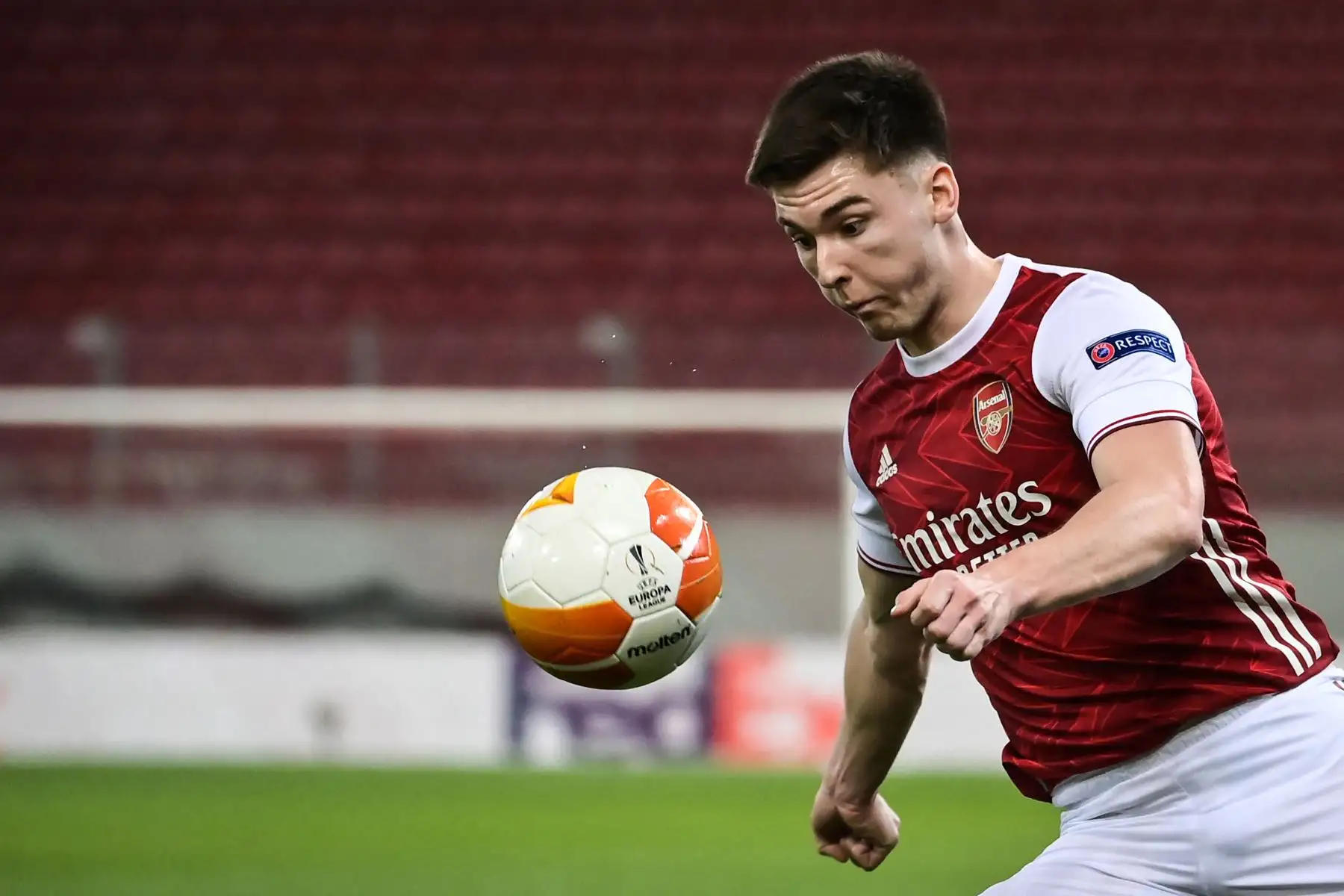 El defensa escocés del Arsenal, Kieran Tierney, mira el balón durante el partido de fútbol de la segunda etapa de la UEFA Europa League. Foto: AFP