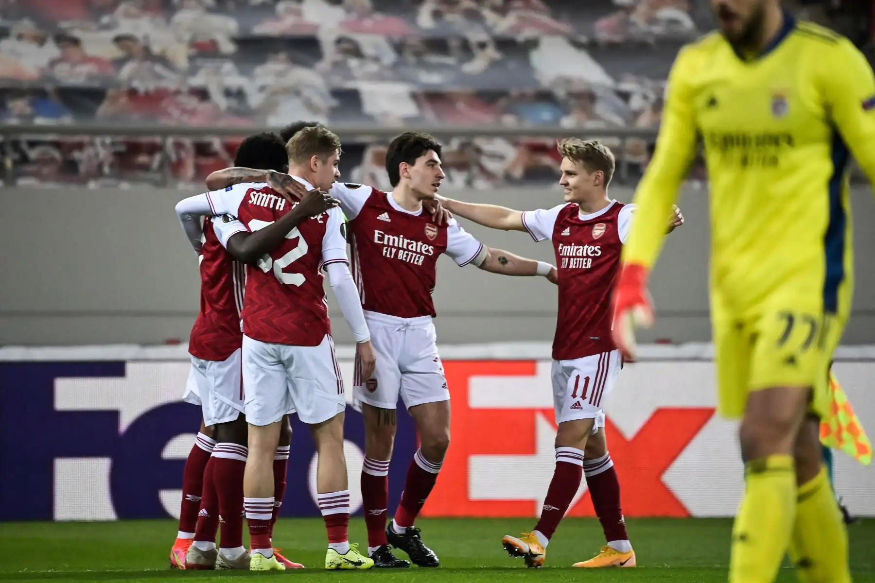 El delantero gabonés del Arsenal Pierre-Emerick Aubameyang celebra con sus compañeros de equipo después de marcar un gol durante el partido de fútbol de la segunda etapa de la UEFA Europa League. Foto: AFP
