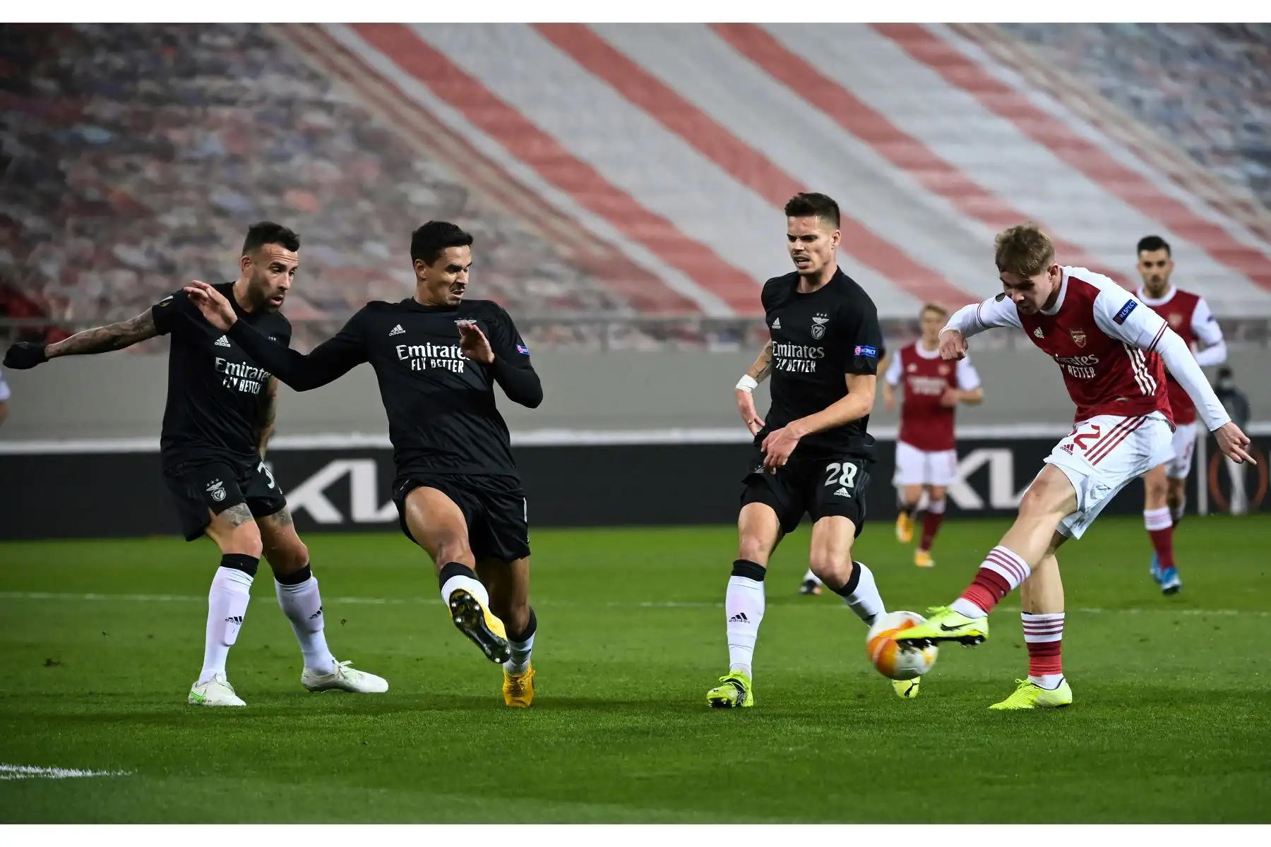 El centrocampista inglés del Arsenal, Emile Smith Rowe, controla el balón durante el partido de fútbol de 32 segundos de la UEFA Europa League. Foto: AFP