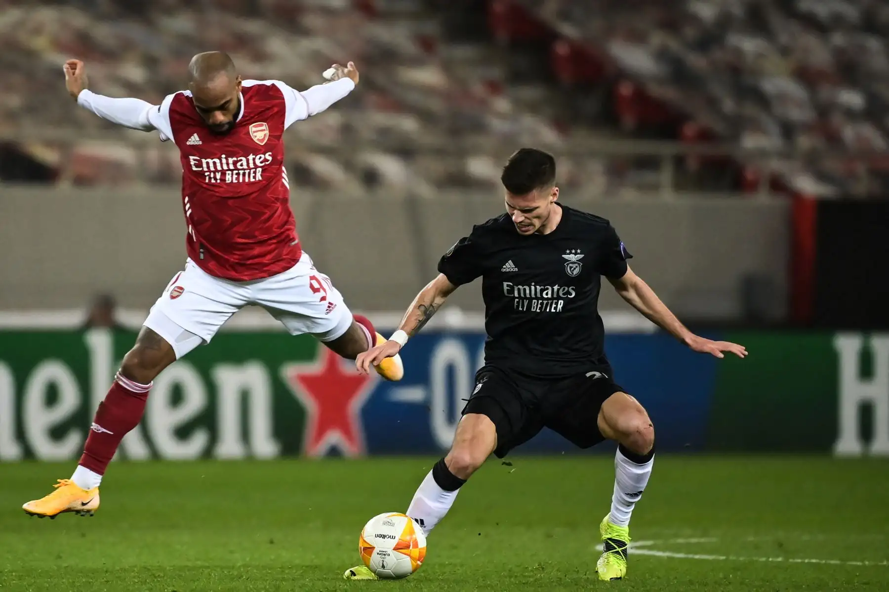El centrocampista alemán del Benfica, Julian Weigl, lucha por el balón con el delantero francés del Arsenal, Alexandre Lacazette, durante el segundo partido de la UEFA Europa League. Foto: AFP