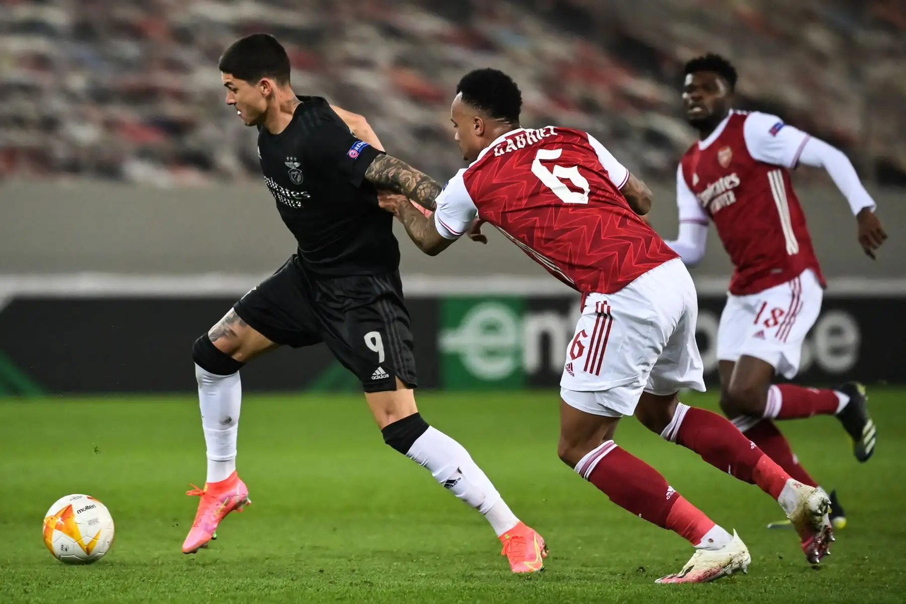El delantero uruguayo del Benfica, Darwin Núñez, lucha por el balón con el defensor brasileño del Arsenal Gabriel durante el segundo partido de la UEFA Europa League. Foto: AFP