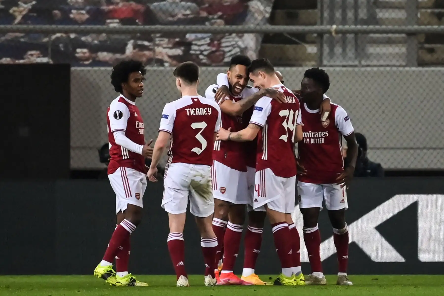 El delantero gabonés del Arsenal Pierre-Emerick Aubameyang celebra con sus compañeros de equipo tras marcar un gol durante el partido de fútbol de la segunda etapa de la UEFA Europa League. Foto: AFP