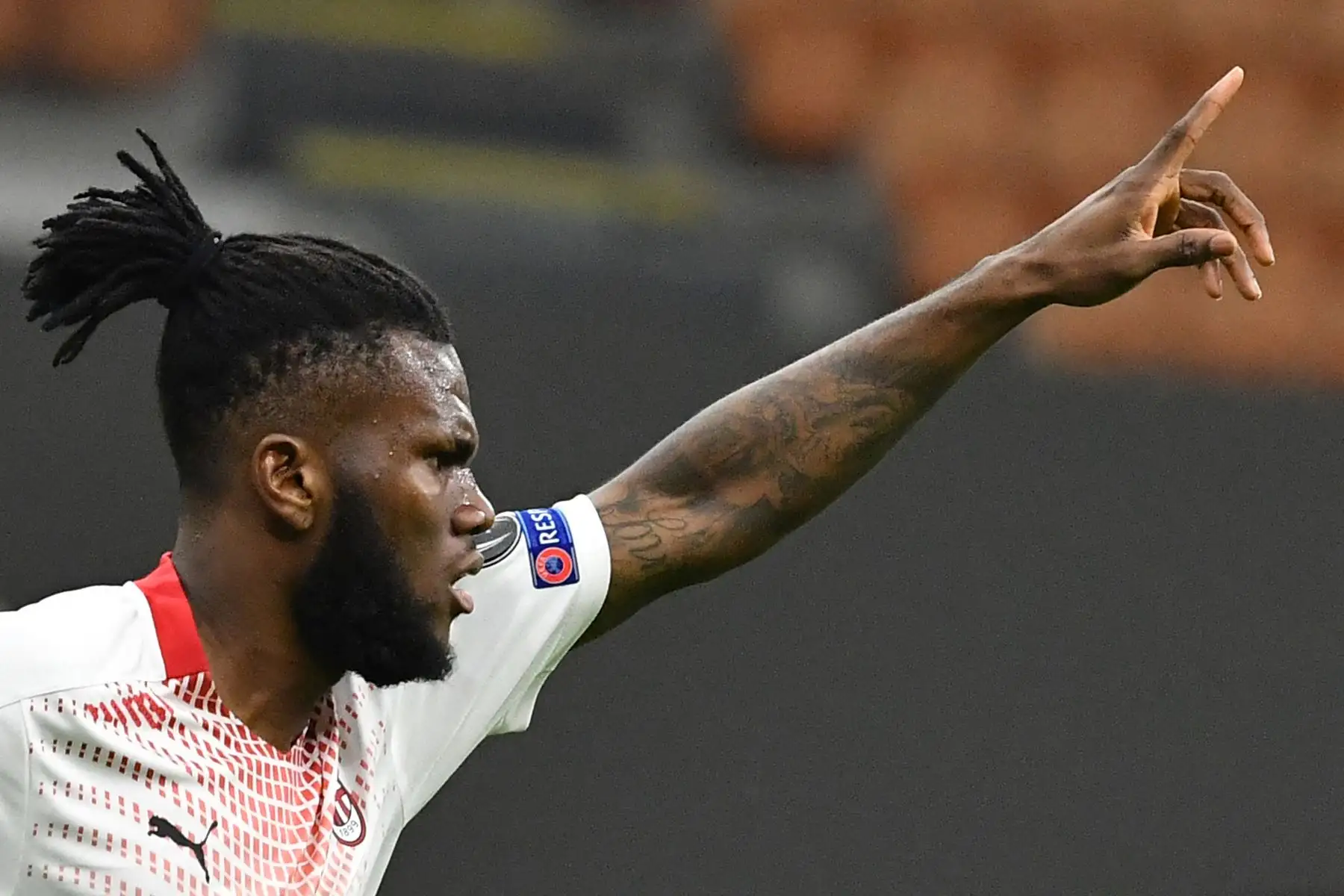 El centrocampista marfileño del AC Milan, Franck Kessie, celebra tras abrir el marcador durante los dieciseisavos de final de la UEFA Europa League. Foto: AFP