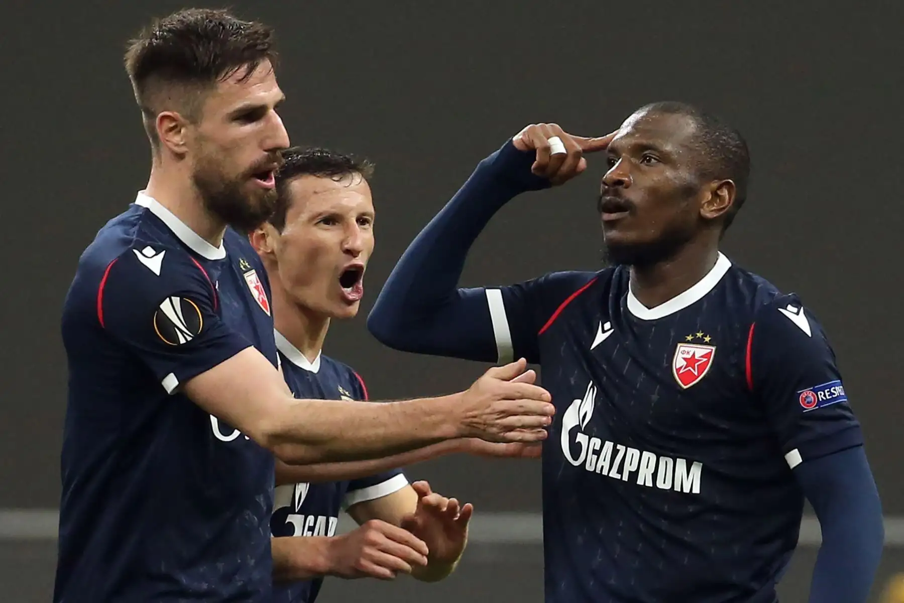 El Fardou Ben Nabouhane del Estrella Roja de Belgrado se regocija con sus compañeros tras marcar el 1-1 en los dieciseisavos de final de la UEFA Europa League. Foto: EFE