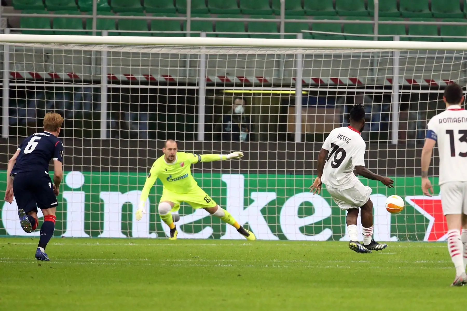 Franck Kessie del AC Milan marca el 1-0 de penalti durante los dieciseisavos de final de la UEFA Europa League. Foto: EFE