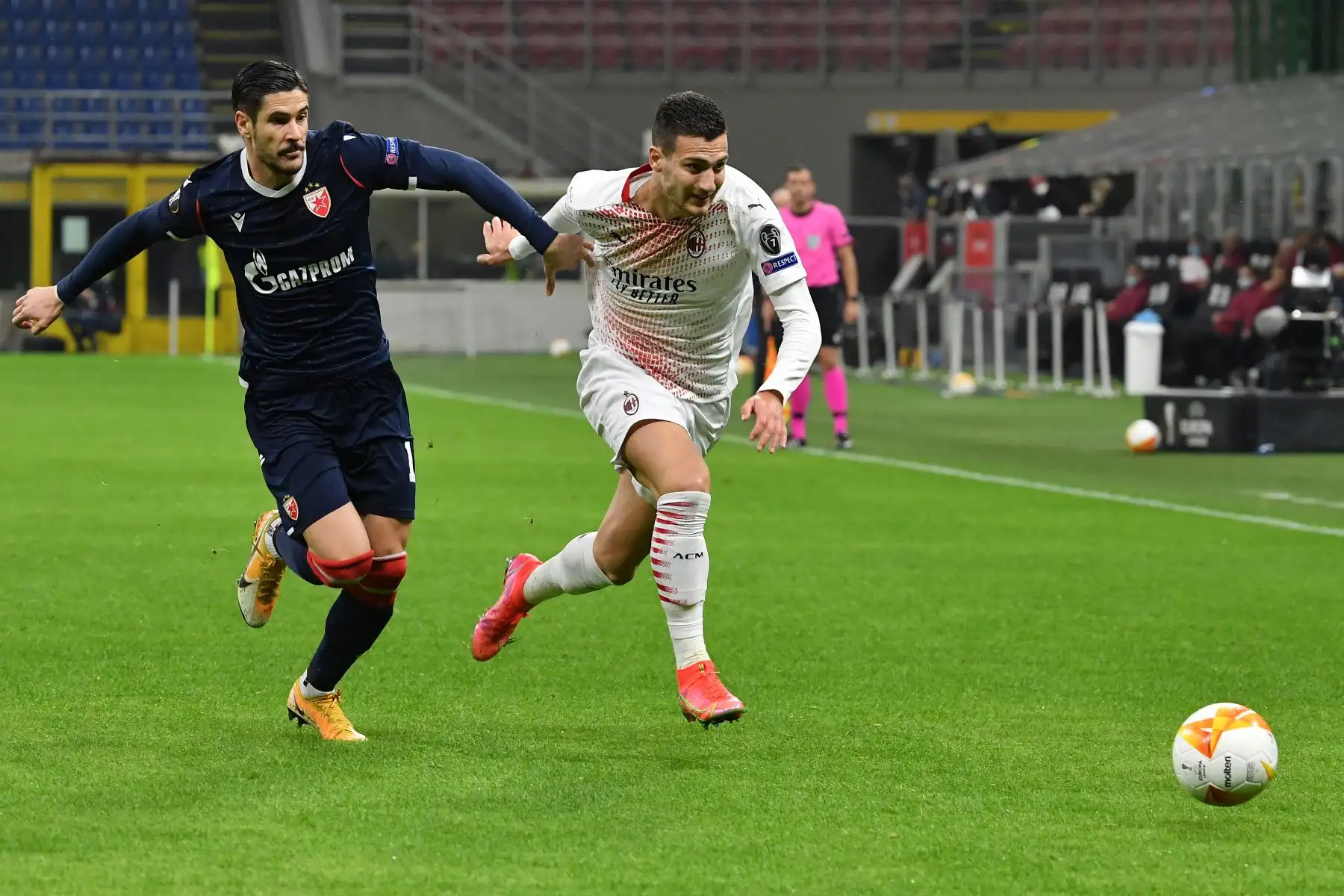 El defensor portugués del AC Milan Diogo Dalot supera al delantero italiano del Crvena Zvezda Beograd, Diego Falcinelli durante la ronda de dieciseisavos de final de la UEFA Europa League. Foto: AFP