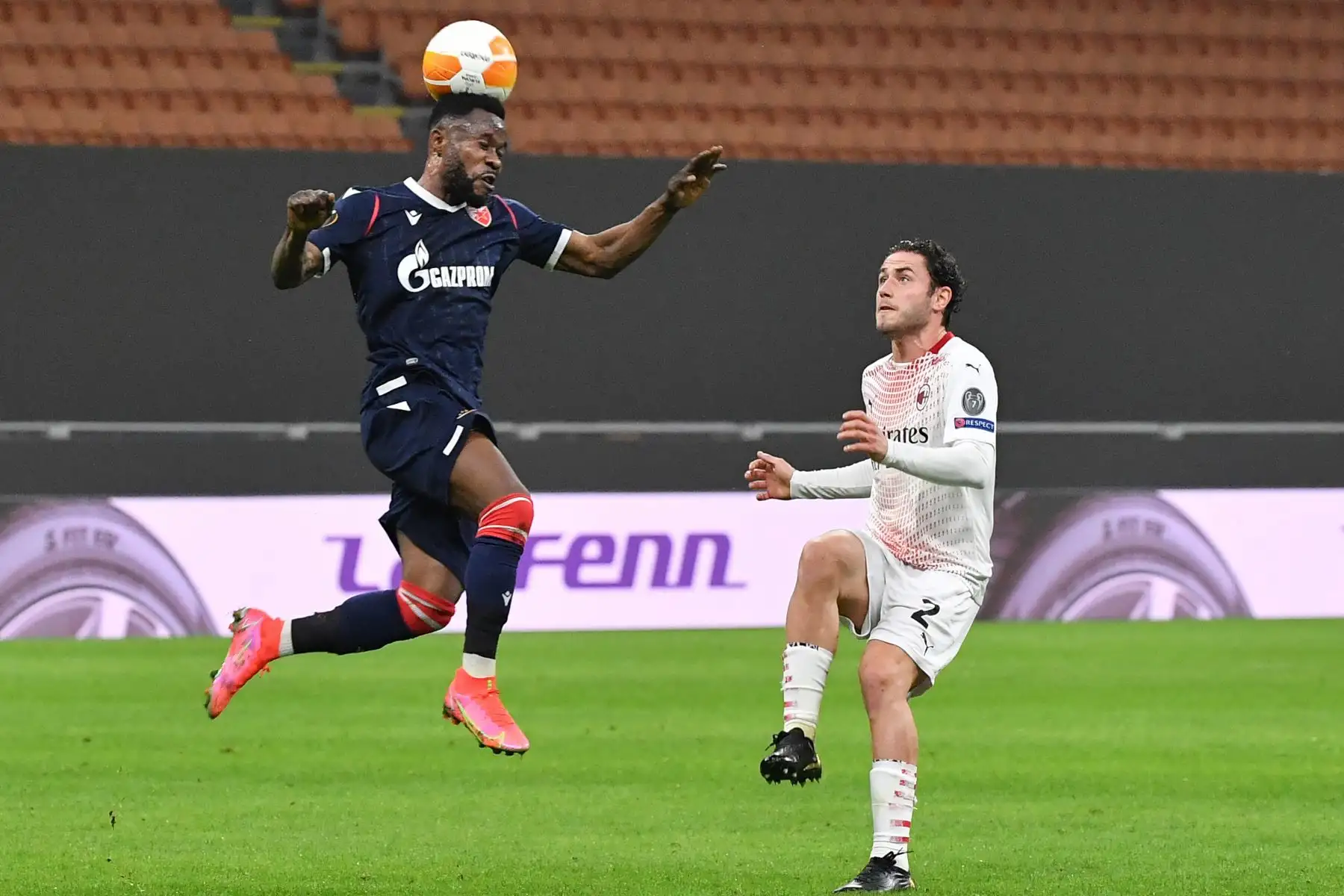 Crvena Zvezda Beograd, el centrocampista de Gabón Guelor Kanga Kakou encabeza el balón mientras el defensor italiano del AC Milan Davide Calabria mira durante la ronda de 32 de la UEFA Europa League. Foto: AFP