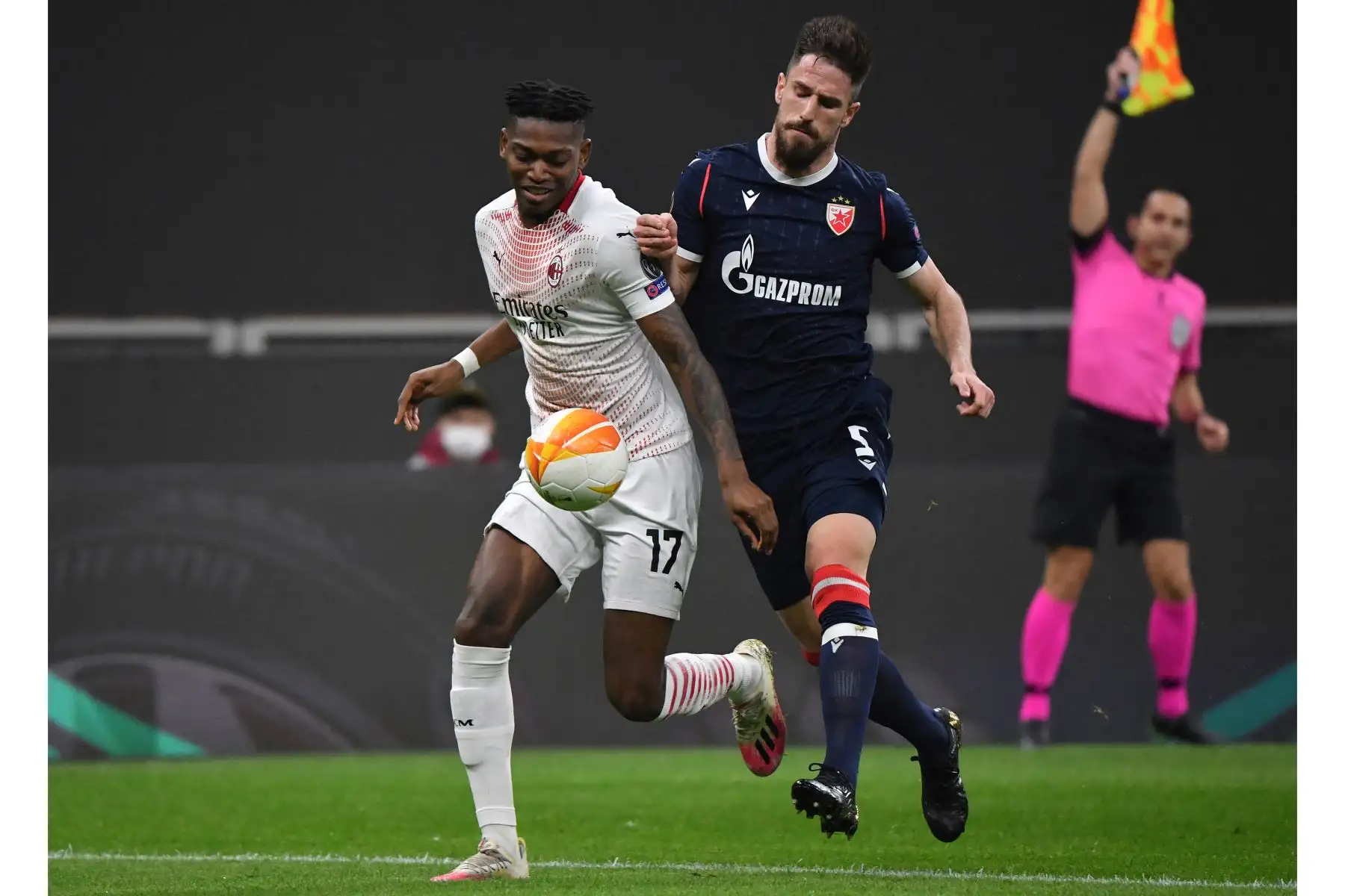 El delantero portugués del AC Milan Rafael Leao y el defensor australiano del Crvena Zvezda Beograd, Milos Degenek, van por el balón durante la ronda de 32 de la UEFA Europa League. Foto: AFP