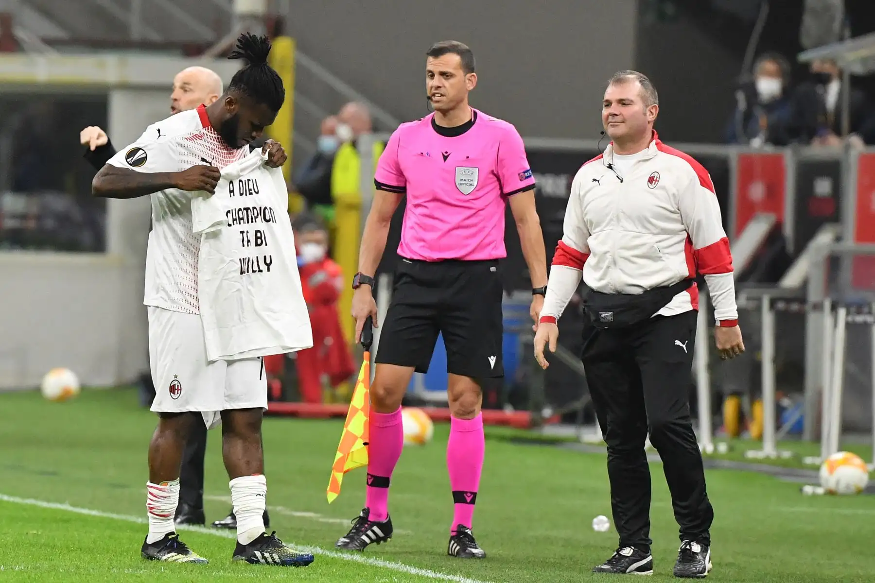 El centrocampista marfileño del AC Milan Franck Kessie sostiene una camiseta en homenaje al fallecido jugador marfileño Willy Bracciano Ta Bi, durante la ronda de dieciseisavos de final de la UEFA Europa League. Foto: AFP