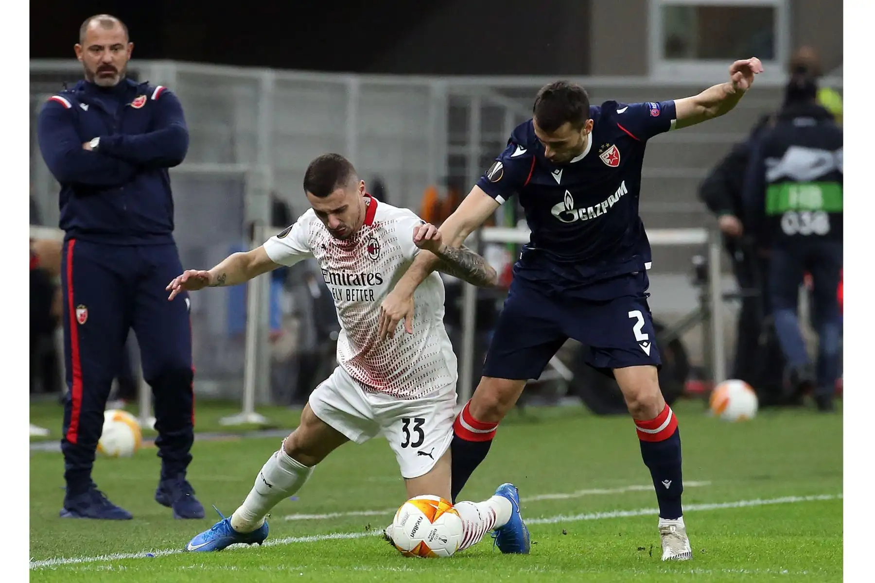 El AC futbolista del AC Milan Rade Krunic se enfrenta por el balón con el Estrella Roja de Belgrado 
