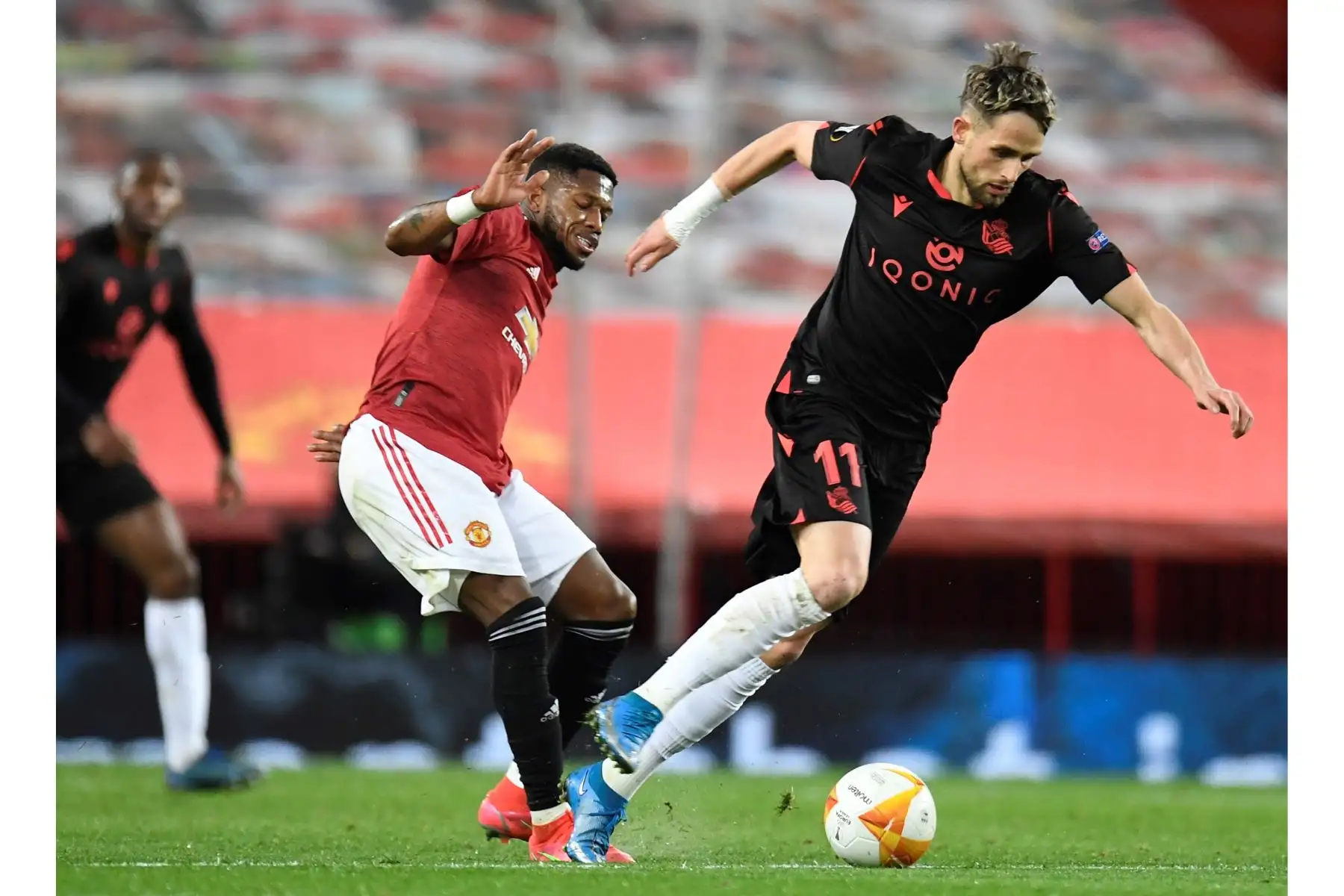 Adnan Januzaj de la Real Sociedad en acción contra Fred del Manchester United durante los dieciseisavos de final de la UEFA Europa League. Foto: EFE