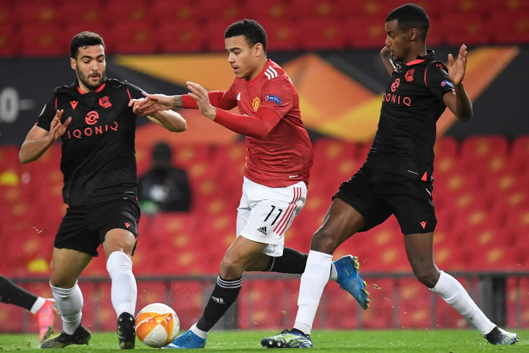 Mason Greenwood del Manchester United en acción contra los jugadores de la Real Sociedad Mikel Merino y Alexander Isak durante los dieciseisavos de final de la UEFA Europa League. Foto: EFE
