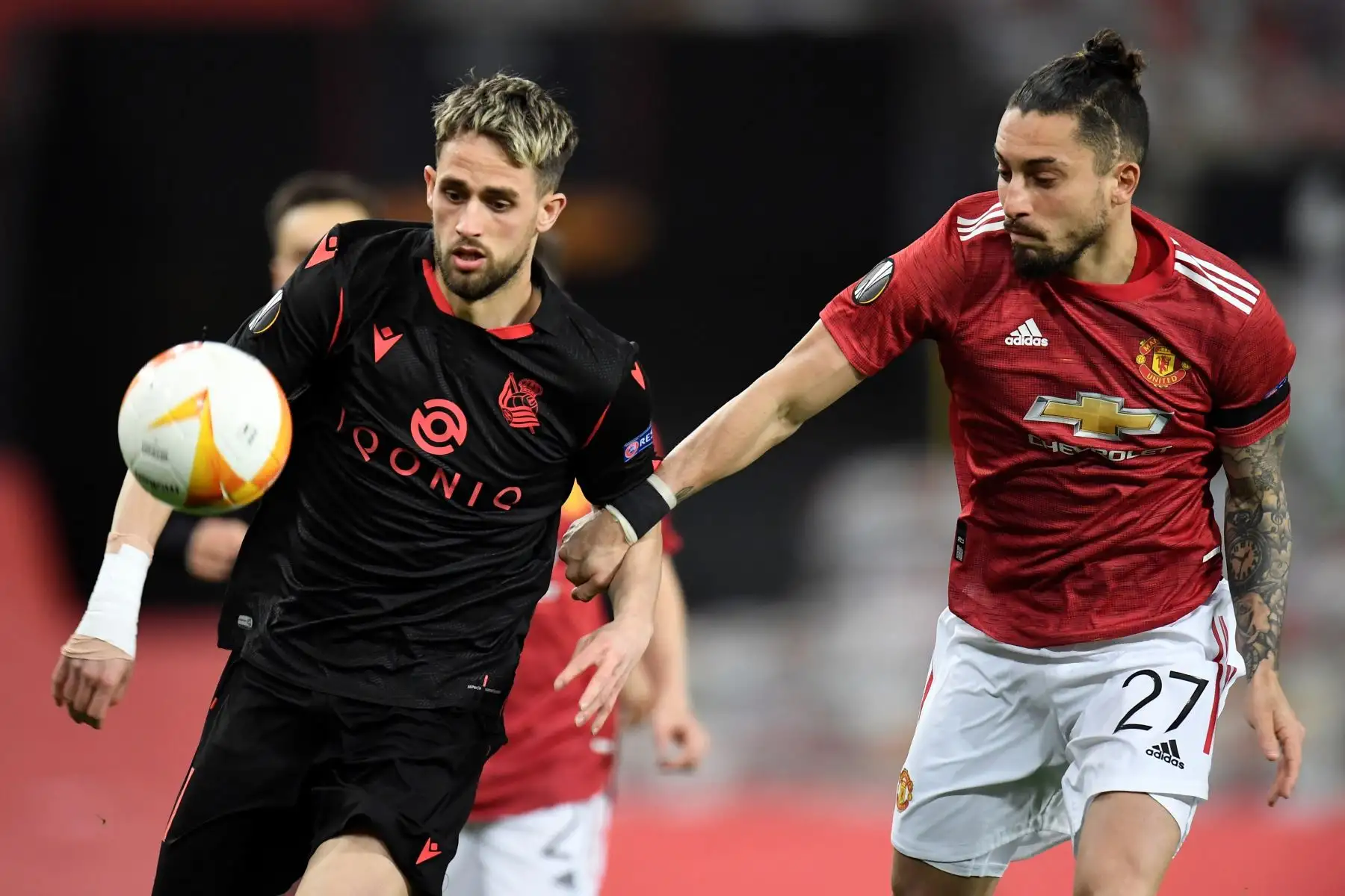 Adnan Januzaj de la Real Sociedad en acción contra Alex Telles del Manchester United durante los dieciseisavos de final de la UEFA Europa League. Foto: EFE