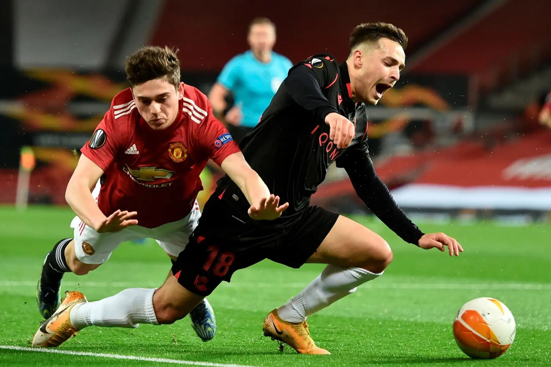 Andoni Gorosabel de la Real Sociedad en acción contra Daniel James del Manchester United durante los dieciseisavos de final de la UEFA Europa League. Foto: EFE