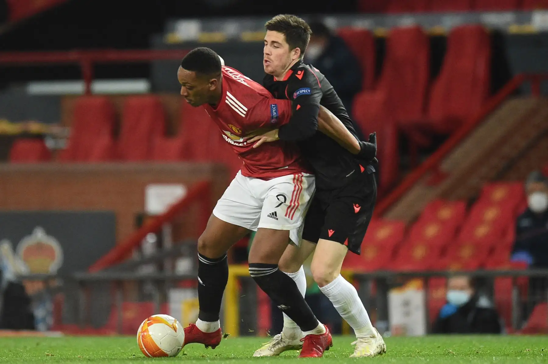 El delantero francés del Manchester United Anthony Martial detiene al centrocampista español de la Real Sociedad Igor Zubeldia durante la ronda de 32 de la UEFA Europa League. Foto: AFP