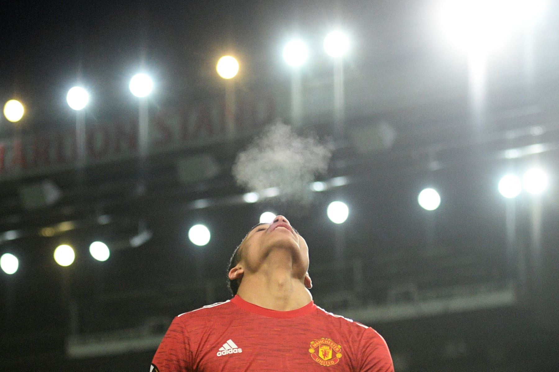 El delantero inglés del Manchester United, Mason Greenwood, reacciona después de golpear la red lateral con un disparo durante los dieciseisavos de final de la UEFA Europa League. Foto: AFP