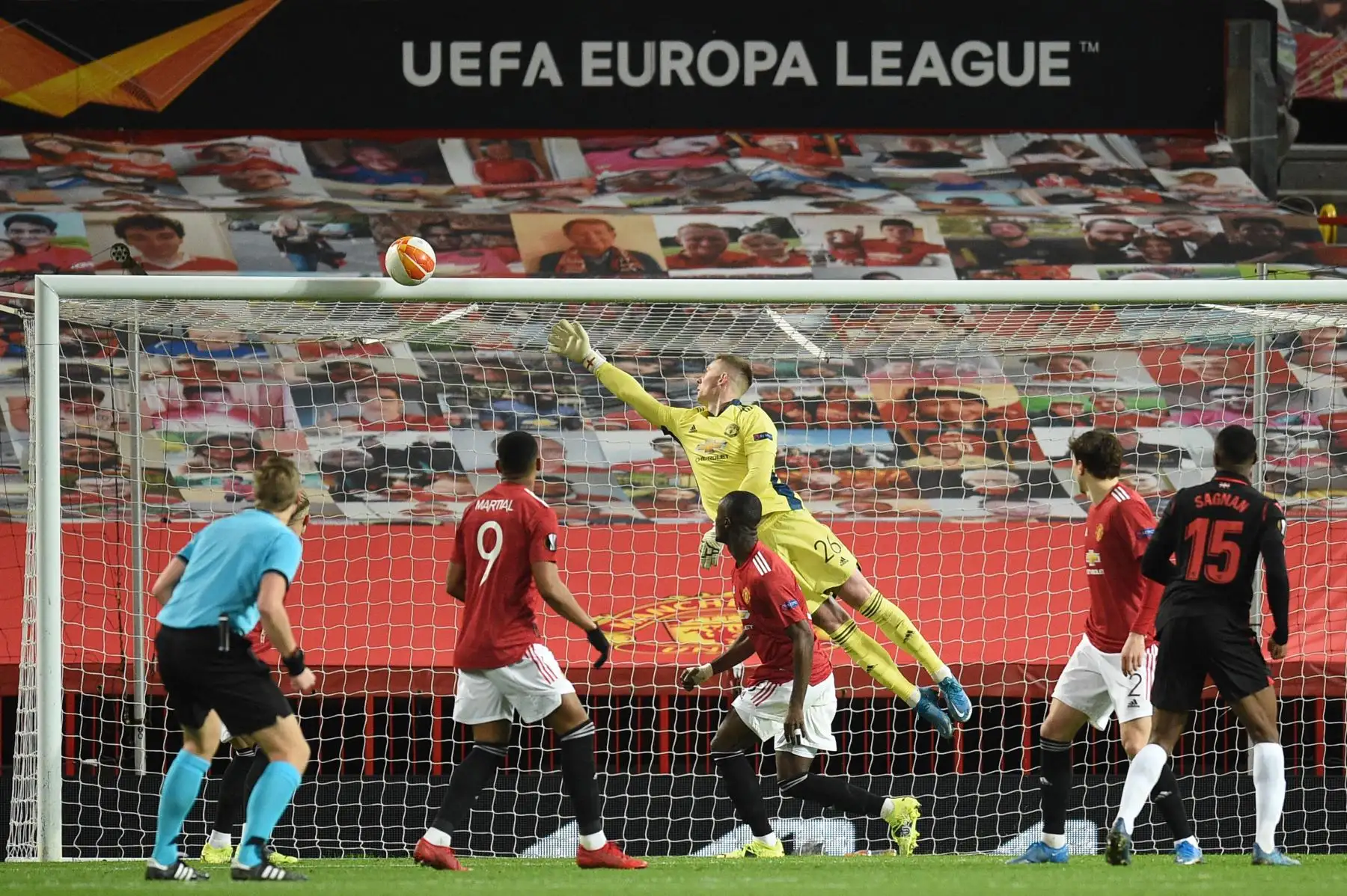 El defensor francés de la Real Sociedad Modibo Sagnan mira su cabezazo golpear el larguero mientras el portero inglés del Manchester United Dean Henderson se zambulle durante la ronda de 32 de la UEFA Europa League. Foto: AFP