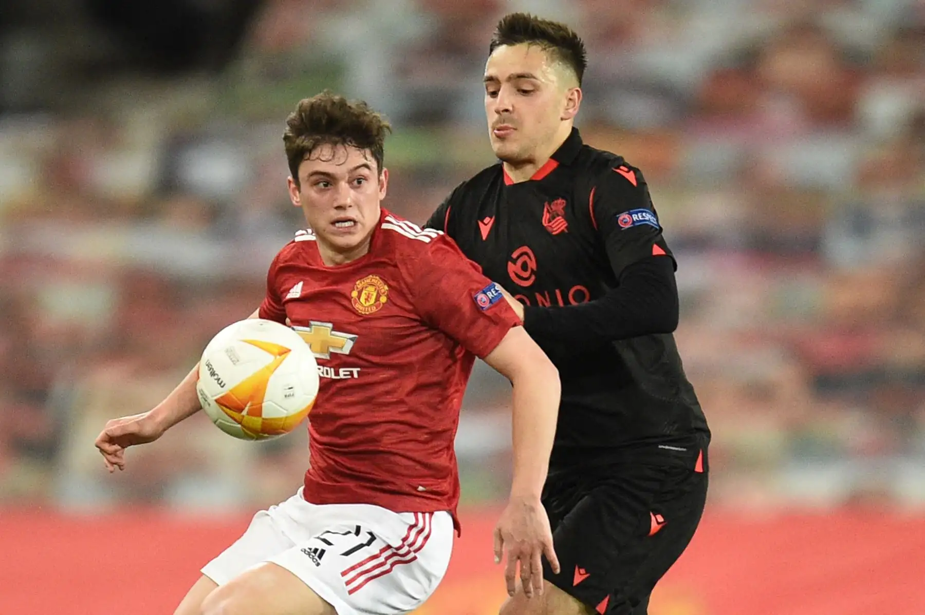 El centrocampista galés del Manchester United Daniel James intenta contener al defensor español de la Real Sociedad Andoni Gorosabel durante la ronda de 32 de la UEFA Europa League. Foto: AFP