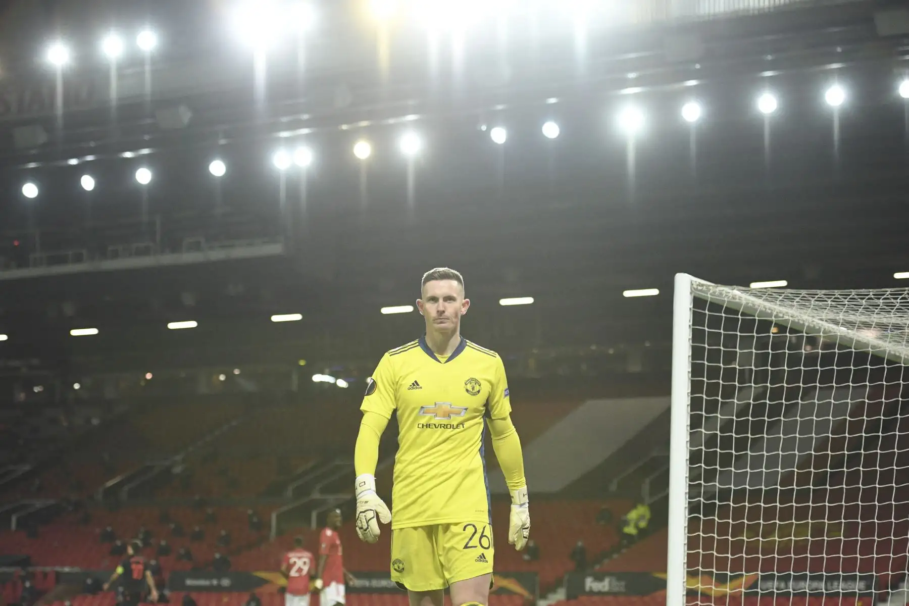 El portero inglés del Manchester United Dean Henderson recupera el balón durante la ronda de dieciseisavos de final de la UEFA Europa League. Foto: AFP