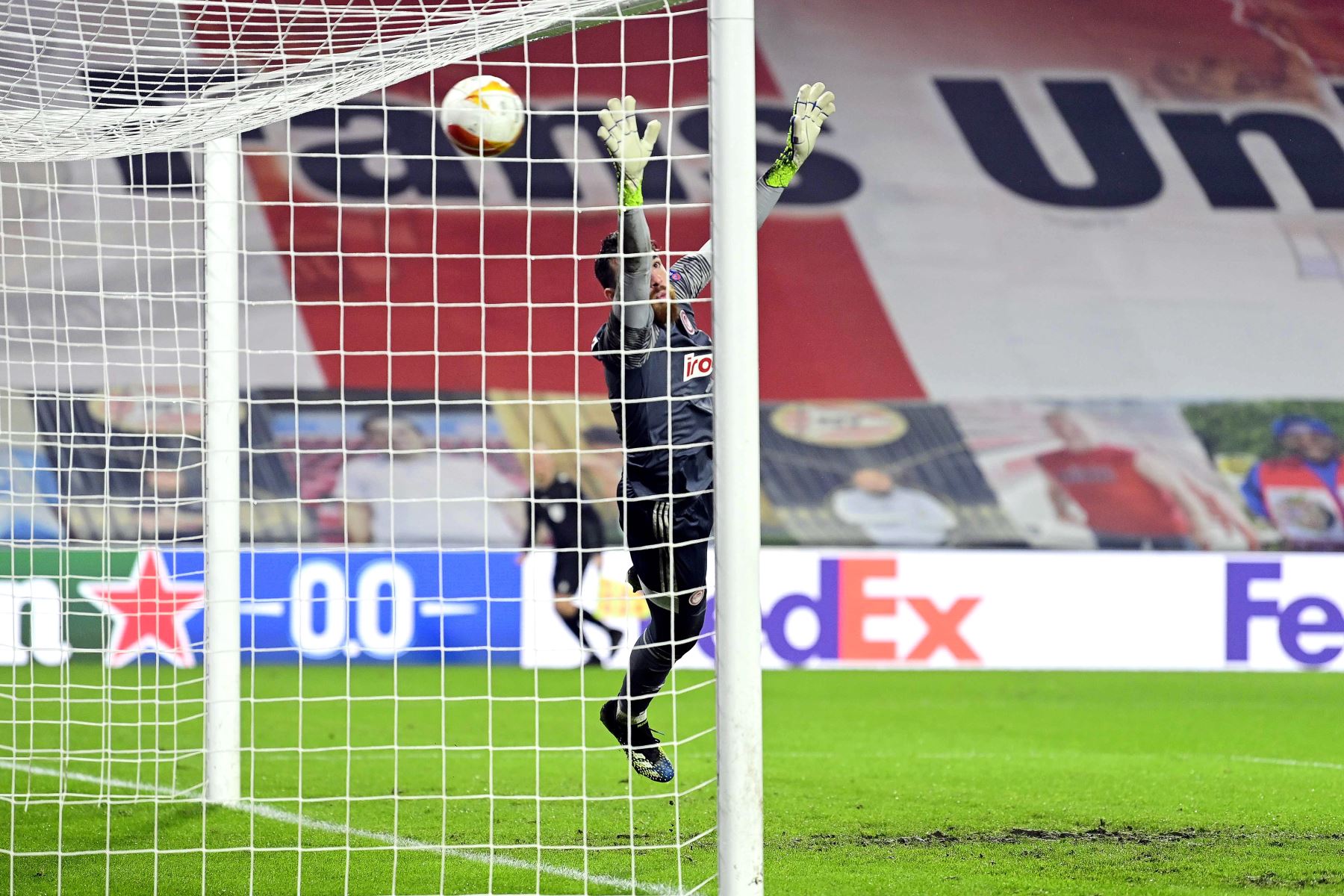 El portero del Olympiacos, José Sa, concede un gol durante los dieciseisavos de final de la UEFA Europa League. Foto: EFE