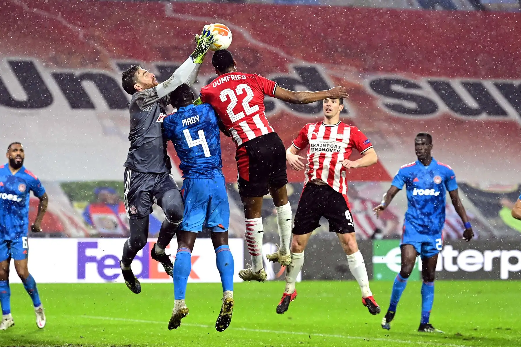 El portero del Olympiacos, Jose Sa en acción contra Denzel Dumfries de Eindhoven durante los dieciseisavos de final de la UEFA Europa League. Foto: EFE