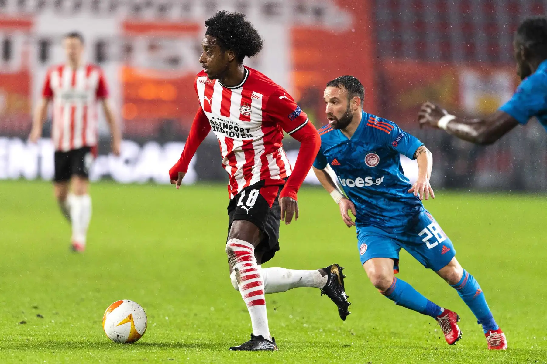 Pablo Rosario de Eindhoven en acción contra Mathieu Valbuena del Olympiacos durante los dieciseisavos de final de la UEFA Europa League. Foto: EFE