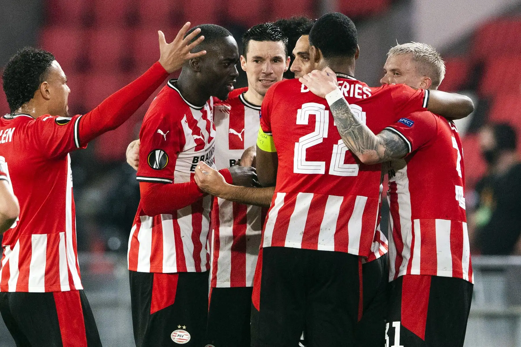 Los jugadores del PSV Eindhoven celebran tras anotar durante los dieciseisavos de final de la UEFA Europa League. Foto: AFP