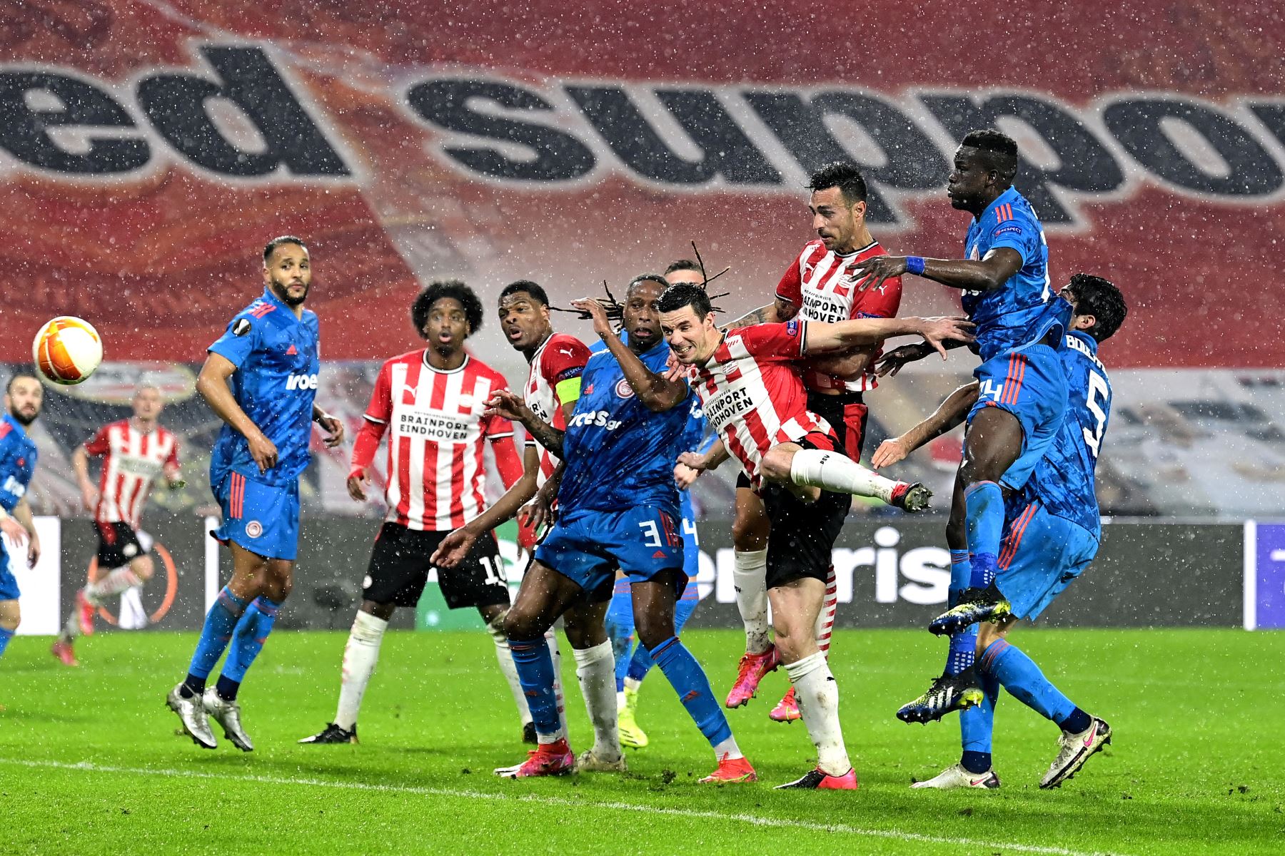 Nick Viergever del PSV dispara y anota un gol ante Olympiakos por la Europa League. Foto: AFP