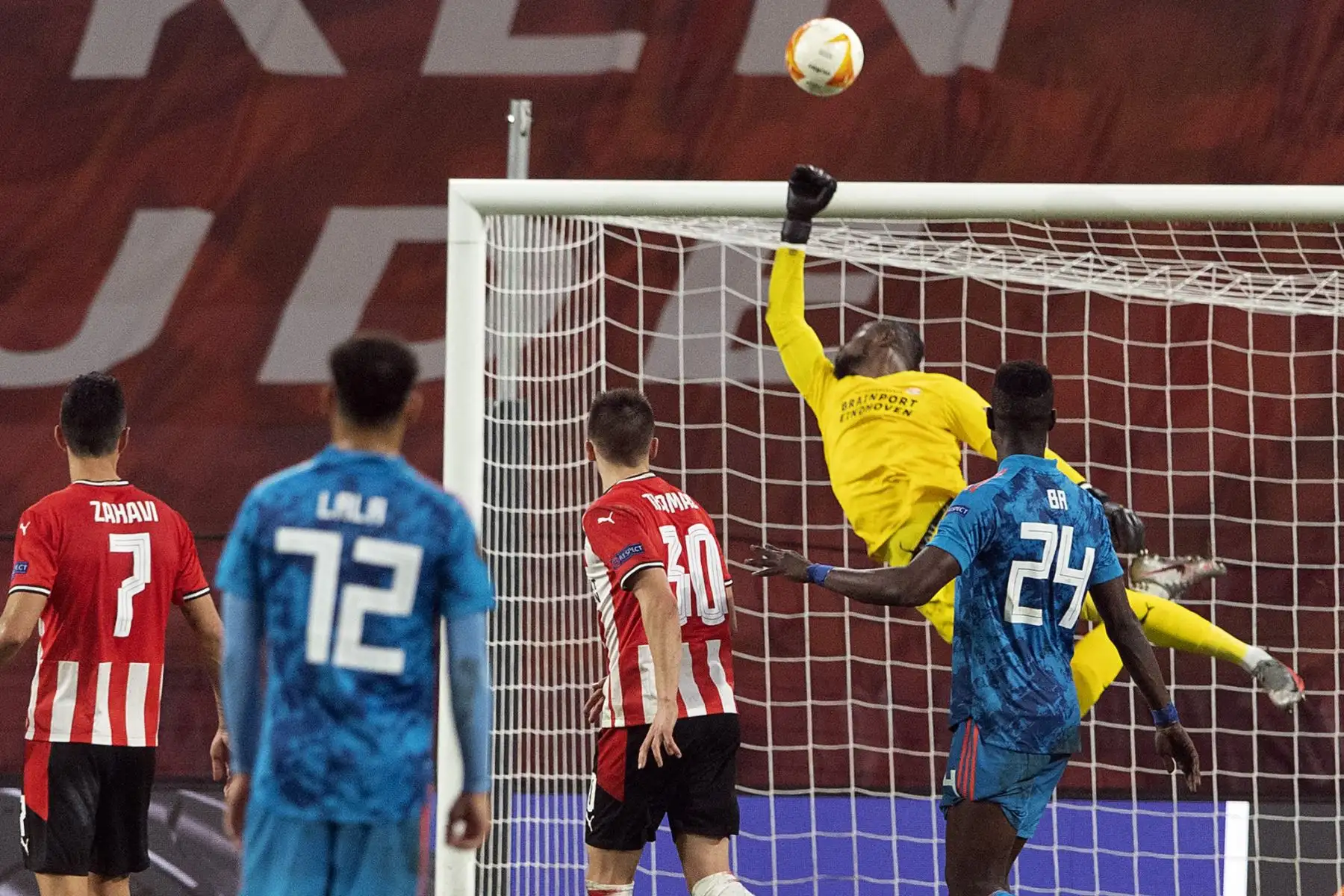El portero suizo del PSV Yvon Mvogo golpea el balón durante los dieciseisavos de final de la UEFA Europa League. Foto: AFP