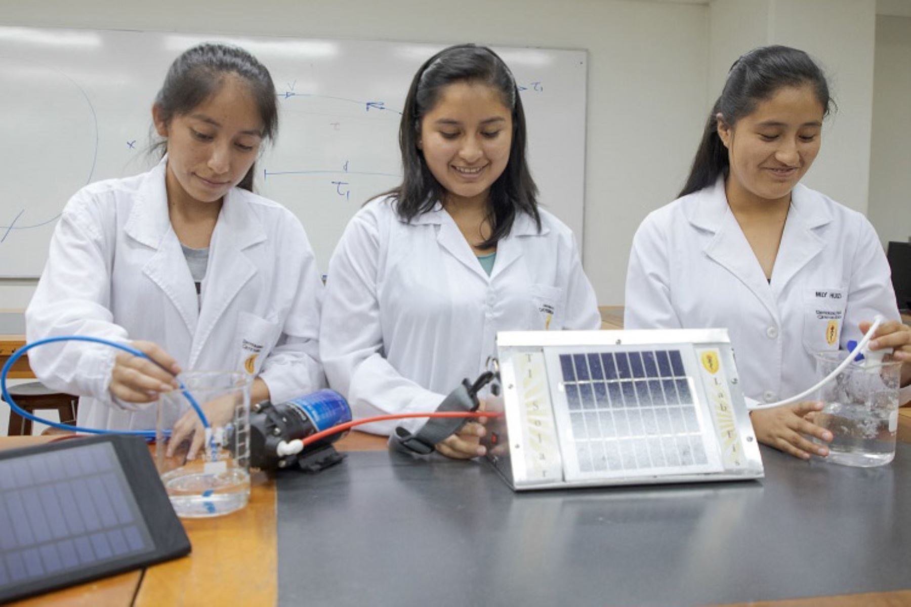 Las postulantes tendrán dos oportunidades para ganar la beca Mujeres en Ciencia