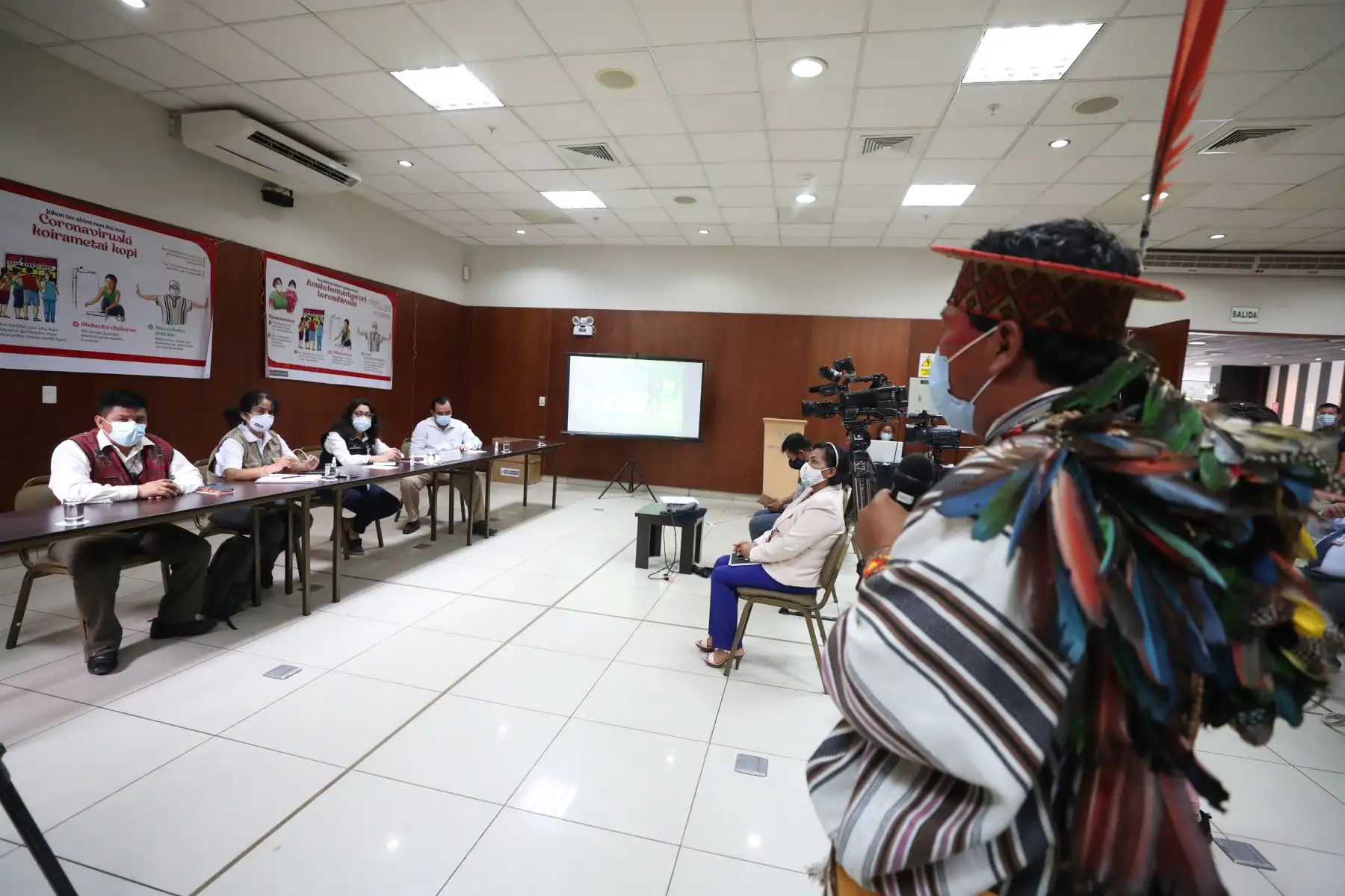 La jefa del Gabinete Ministerial, Violeta Bermúdez, llega a Ucayali para realizar la supervisión del proceso de vacunación contra el covid-19 del personal de salud en la región.
Foto:ANDINA/PCM