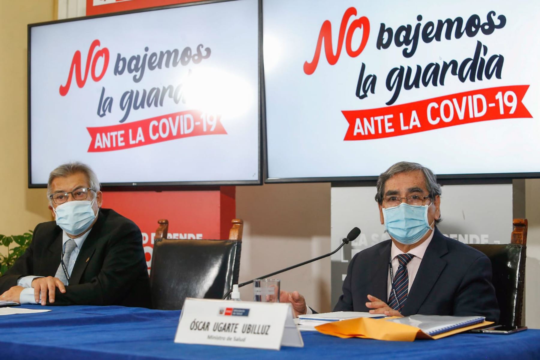 El titular del Minsa, Óscar Ugarte, ofreció conferencia de prensa junto con el presidente de la comisión investigadora, Fernando Carbone.