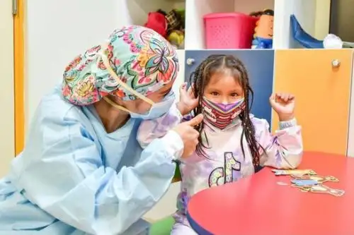 En el Perú, de cada mil niños nacidos al año, cinco tienen algún grado de disminución auditiva y 2 de ellos presentan sordera. Ellos requieren de un implante coclear antes de los 5 años, de lo contrario tendrán una discapacidad auditiva. Foto: ANDINA/Minsa
