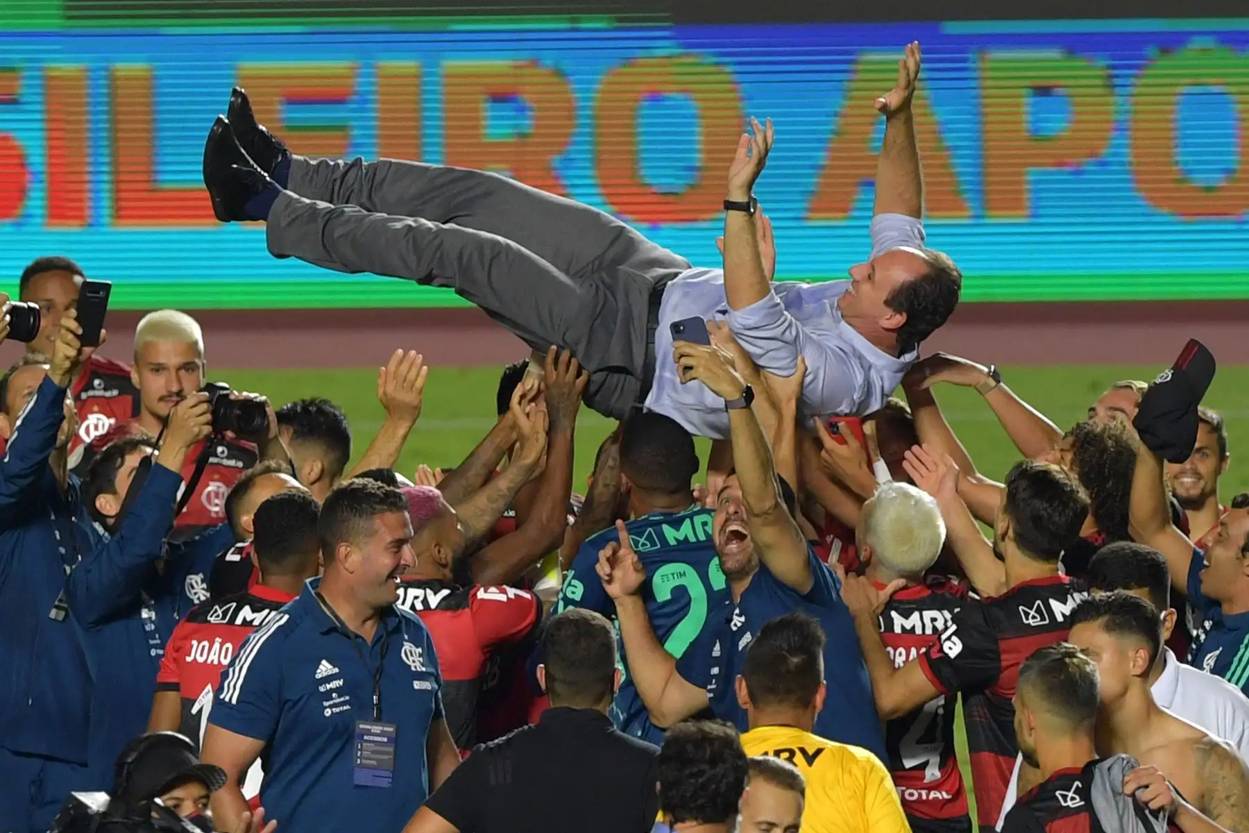 El equipo más popular de Brasil ganó su séptima liga en un infartante duelo de final de campeonato con el Internacional, segundo de la tabla. Foto: AFP