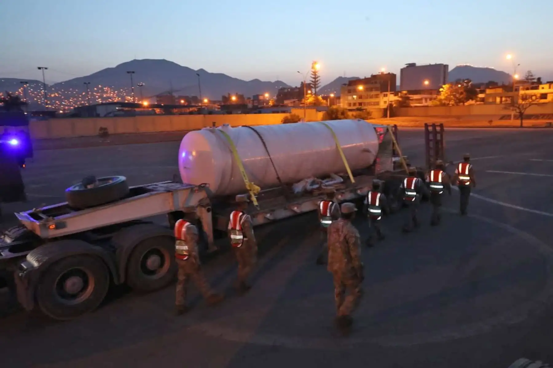 La ministra de Defensa, Nuria Esparch, supervisa la salida del convoy del Ejército que traslada la planta de oxígeno donada por la empresa minera Buenaventura, hacia el 
Hospital Loayza. Foto: ANDINA/ MINDEF
