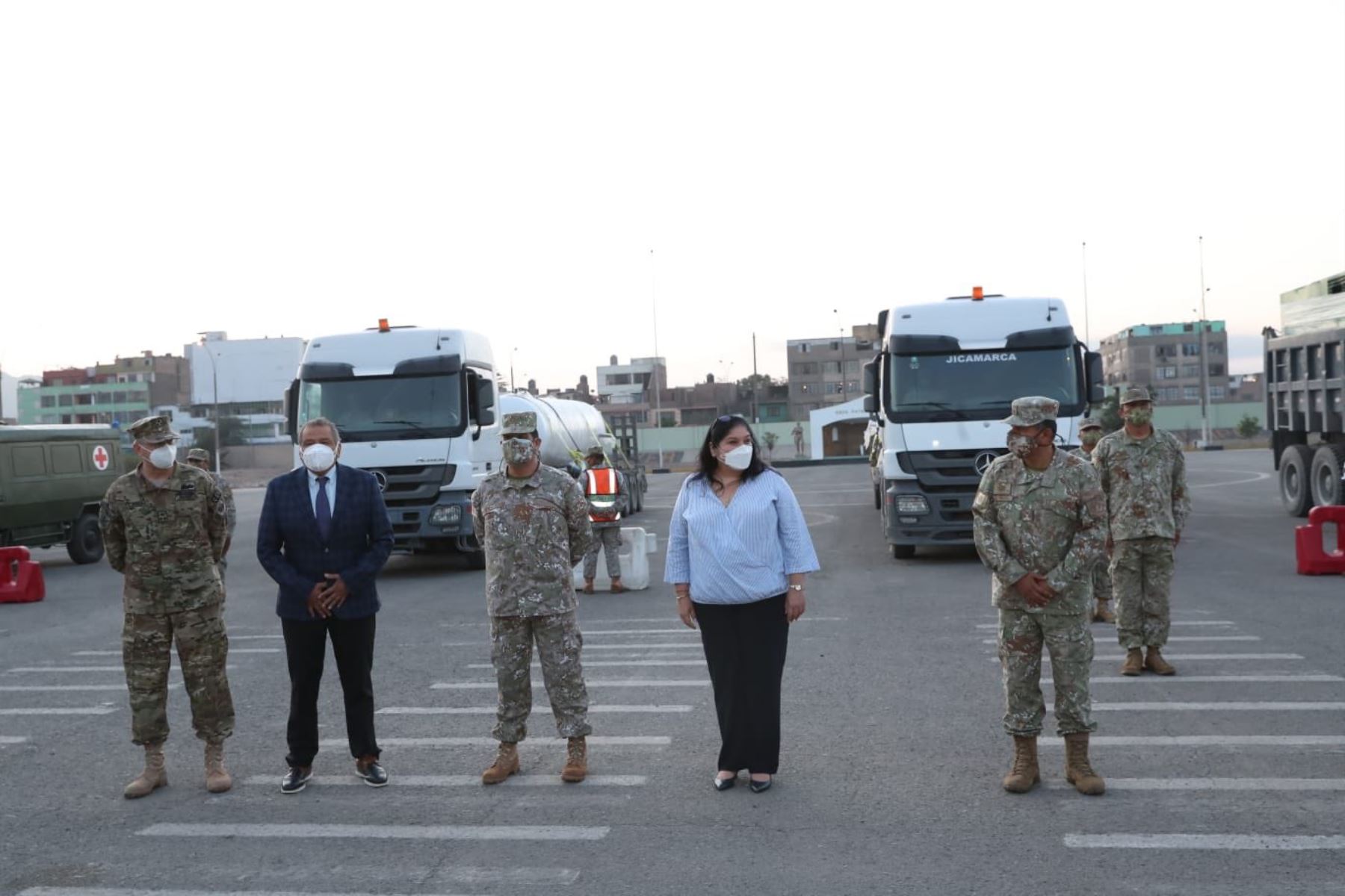 La ministra de Defensa, Nuria Esparch, supervisa la salida del convoy del Ejército que traslada la planta de oxígeno donada por la empresa minera Buenaventura, hacia el 
Hospital Loayza. Foto: ANDINA/ MINDEF