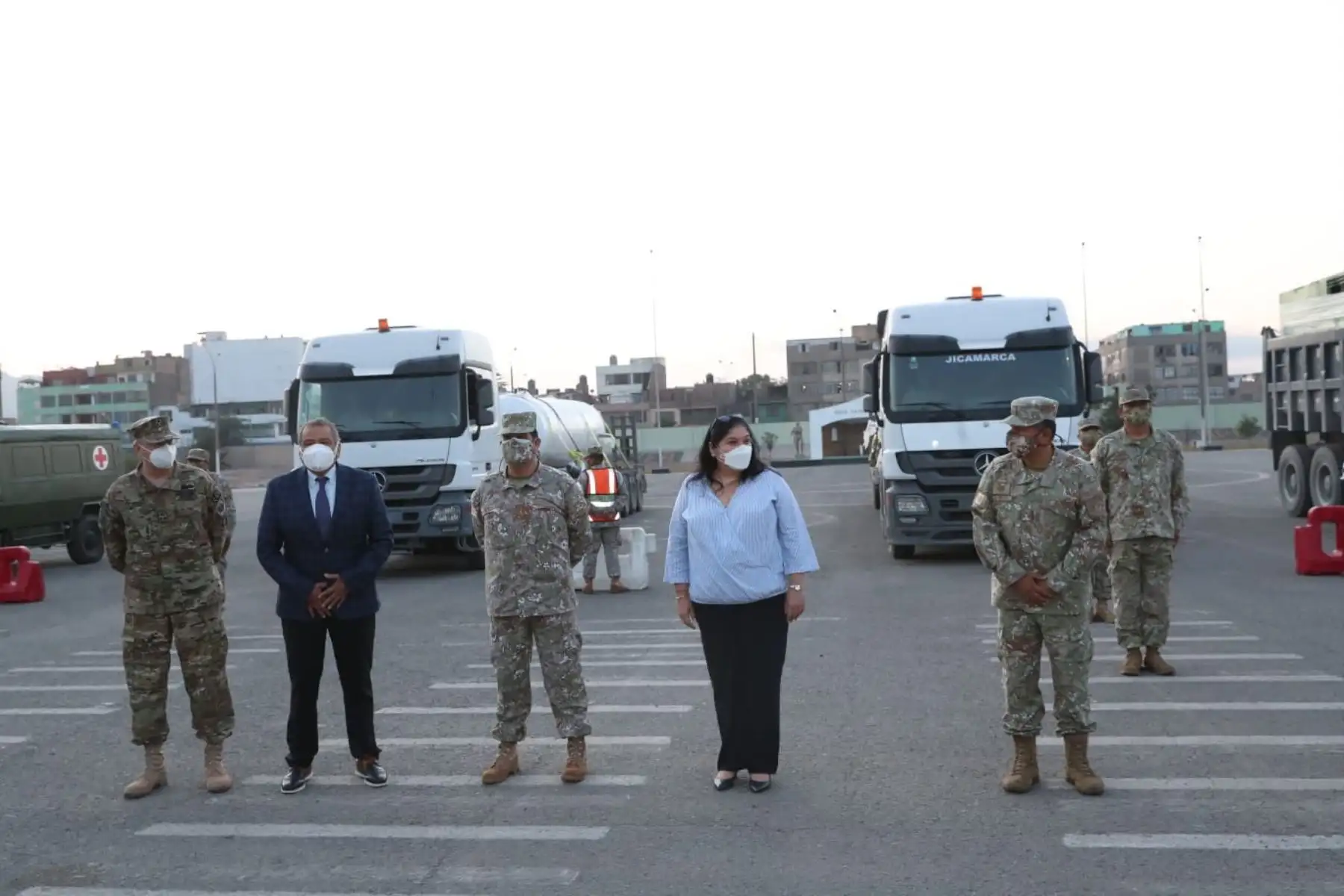 La ministra de Defensa, Nuria Esparch, supervisa la salida del convoy del Ejército que traslada la planta de oxígeno donada por la empresa minera Buenaventura, hacia el 
Hospital Loayza. Foto: ANDINA/ MINDEF