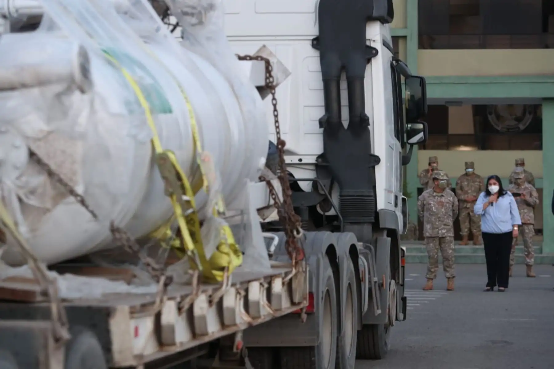La ministra de Defensa, Nuria Esparch, supervisa la salida del convoy del Ejército que traslada la planta de oxígeno donada por la empresa minera Buenaventura, hacia el 
Hospital Loayza. Foto: ANDINA/ MINDEF