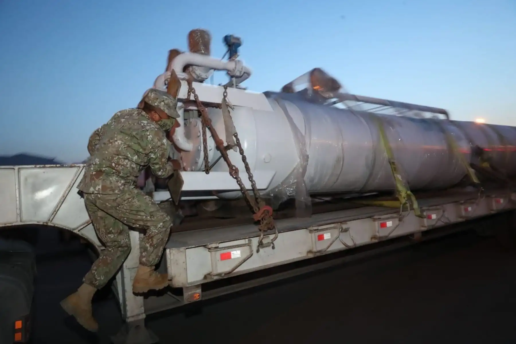 La ministra de Defensa, Nuria Esparch, supervisa la salida del convoy del Ejército que traslada la planta de oxígeno donada por la empresa minera Buenaventura, hacia el 
Hospital Loayza. Foto: ANDINA/ MINDEF