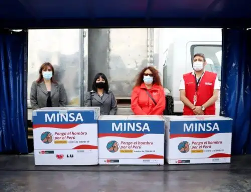 Con la presencia de los ministros de Educación, Ricardo Cuenca; y del Midis, Silvana Vargas, arribó a Cajamarca el segundo lote con 4,000 dosis de vacunas anticovid-19 para inmunizar a los profesionales de la salud. Foto: ANDINA/difusión.