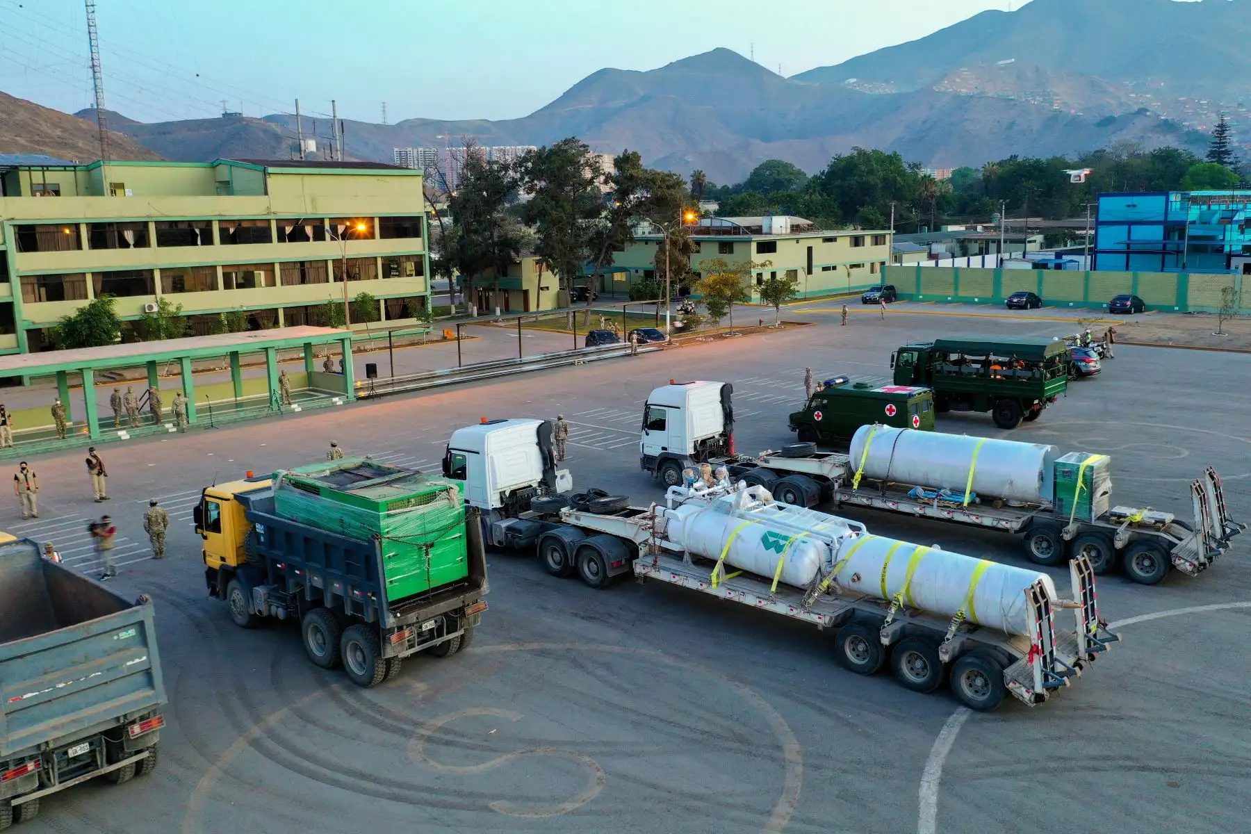 La ministra de Defensa, Nuria Esparch, supervisa la salida del convoy del Ejército que traslada la planta de oxígeno donada por la empresa minera Buenaventura, hacia el Hospital Loayza. Foto: ANDINA/ MINDEF