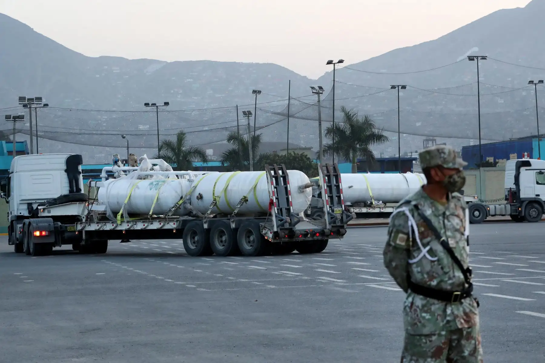 La ministra de Defensa, Nuria Esparch, supervisa la salida del convoy del Ejército que traslada la planta de oxígeno donada por la empresa minera Buenaventura, hacia el Hospital Loayza. Foto: ANDINA/ MINDEF