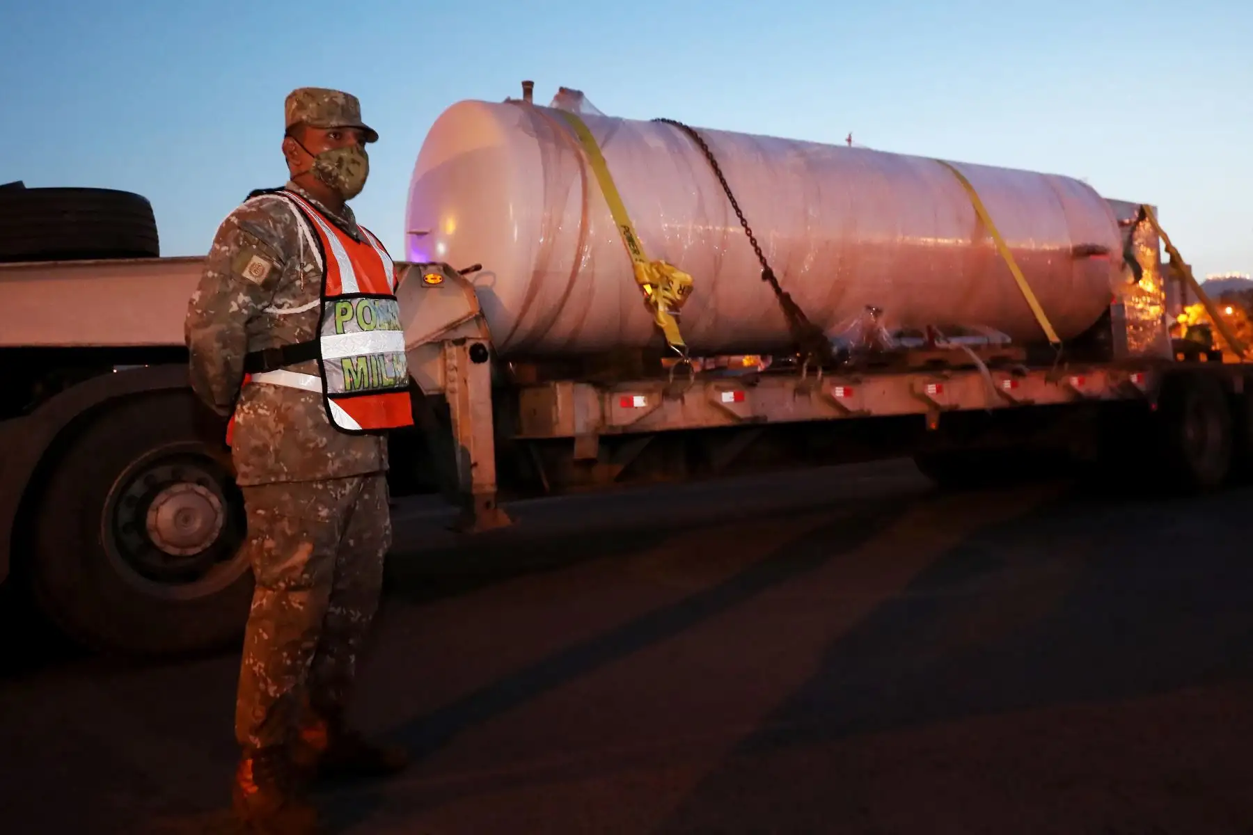 La ministra de Defensa, Nuria Esparch, supervisa la salida del convoy del Ejército que traslada la planta de oxígeno donada por la empresa minera Buenaventura, hacia el Hospital Loayza. Foto: ANDINA/ MINDEF